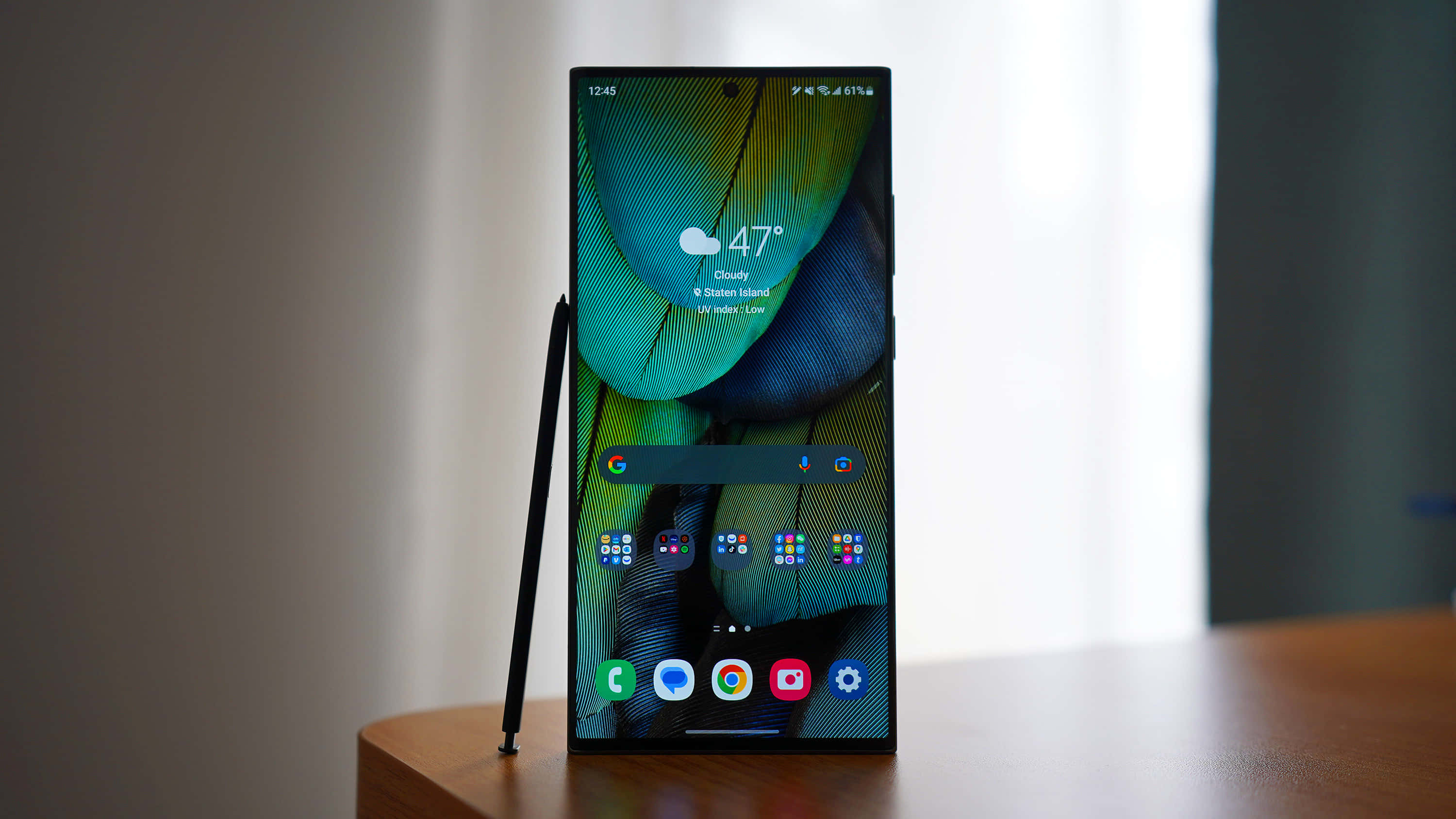 Samsung S23 Ultra с показан S Pen Тапет