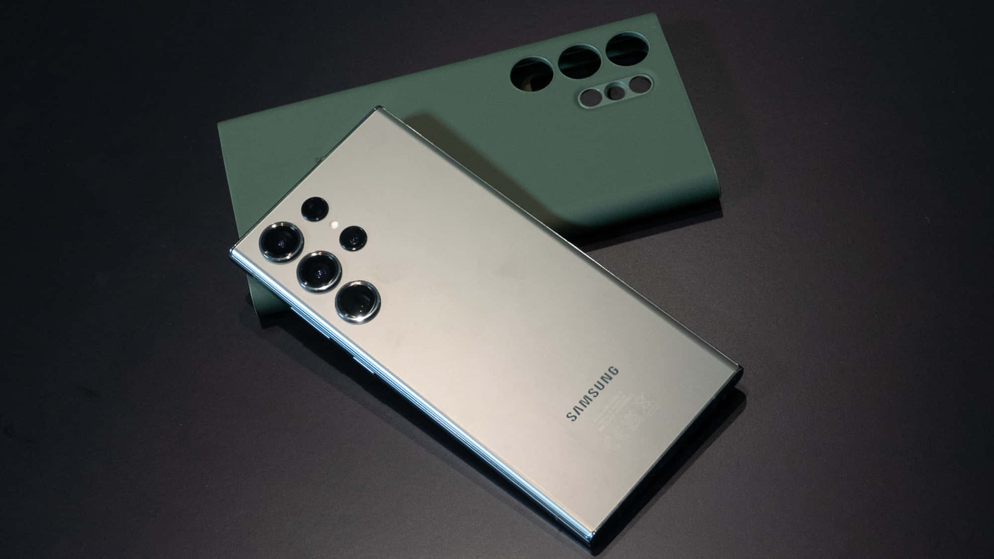 Samsung S23 Ultra смартфони в сребрист и зелен цвят Тапет