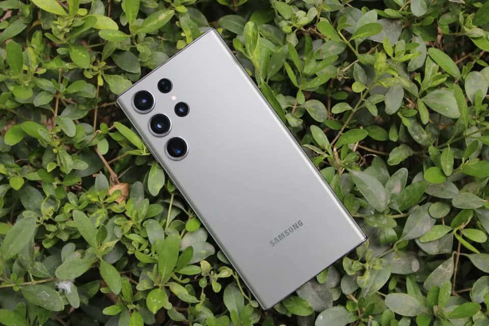 Samsung S23 Ultra на зелен фон от листа Тапет