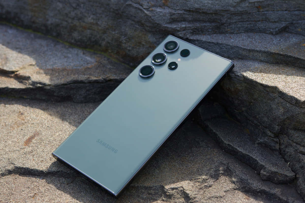 Samsung S23 Ultra върху скална повърхност Тапет