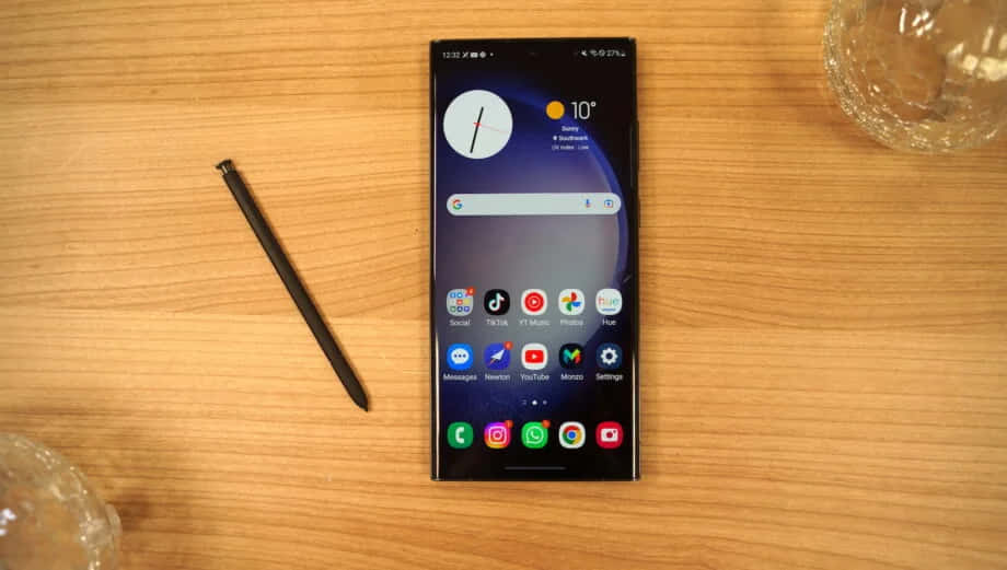 Samsung S23 Ultra с S Pen на бюро Тапет