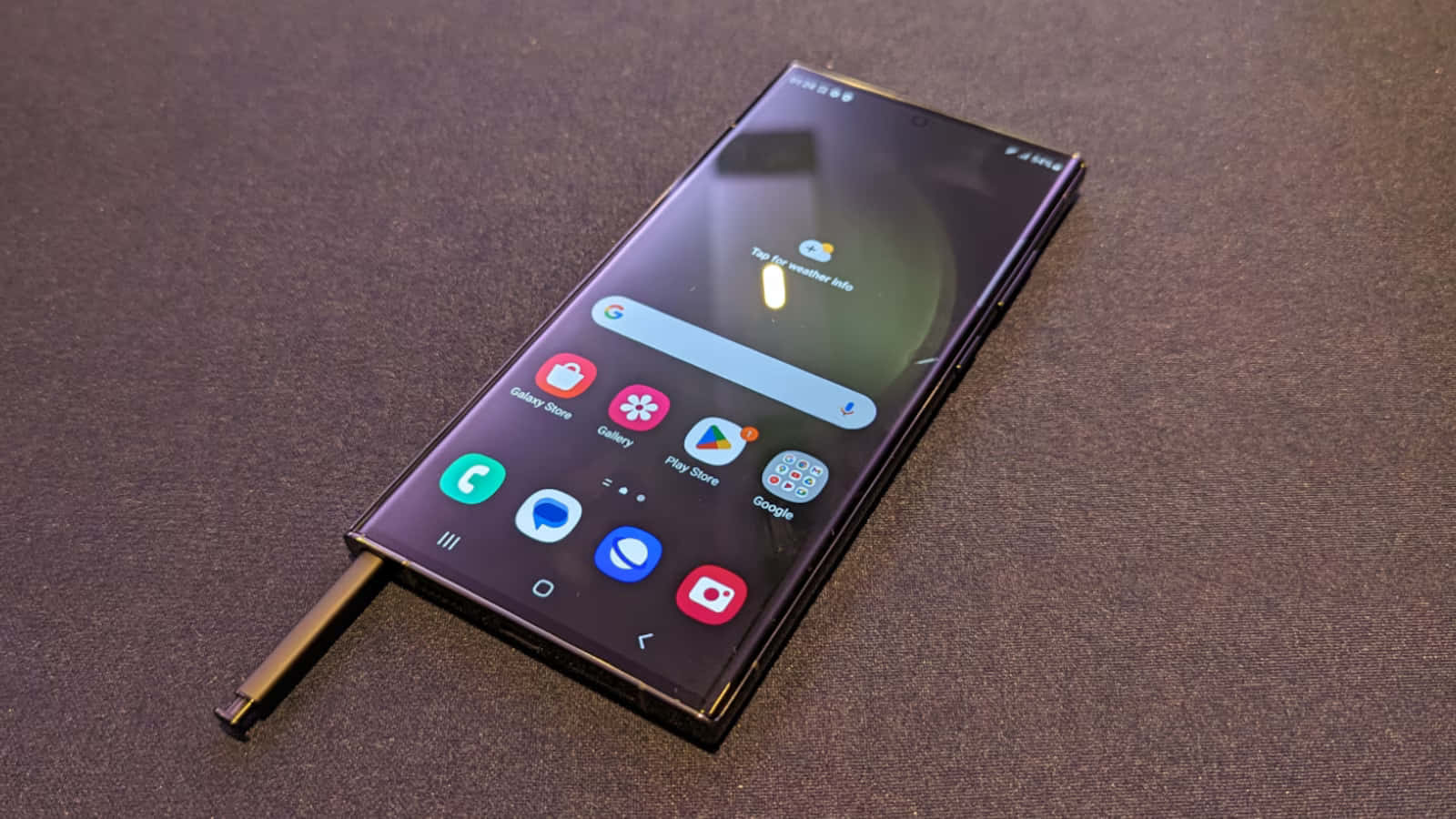 Samsung S23 Ultra с показана писалка S Pen Тапет
