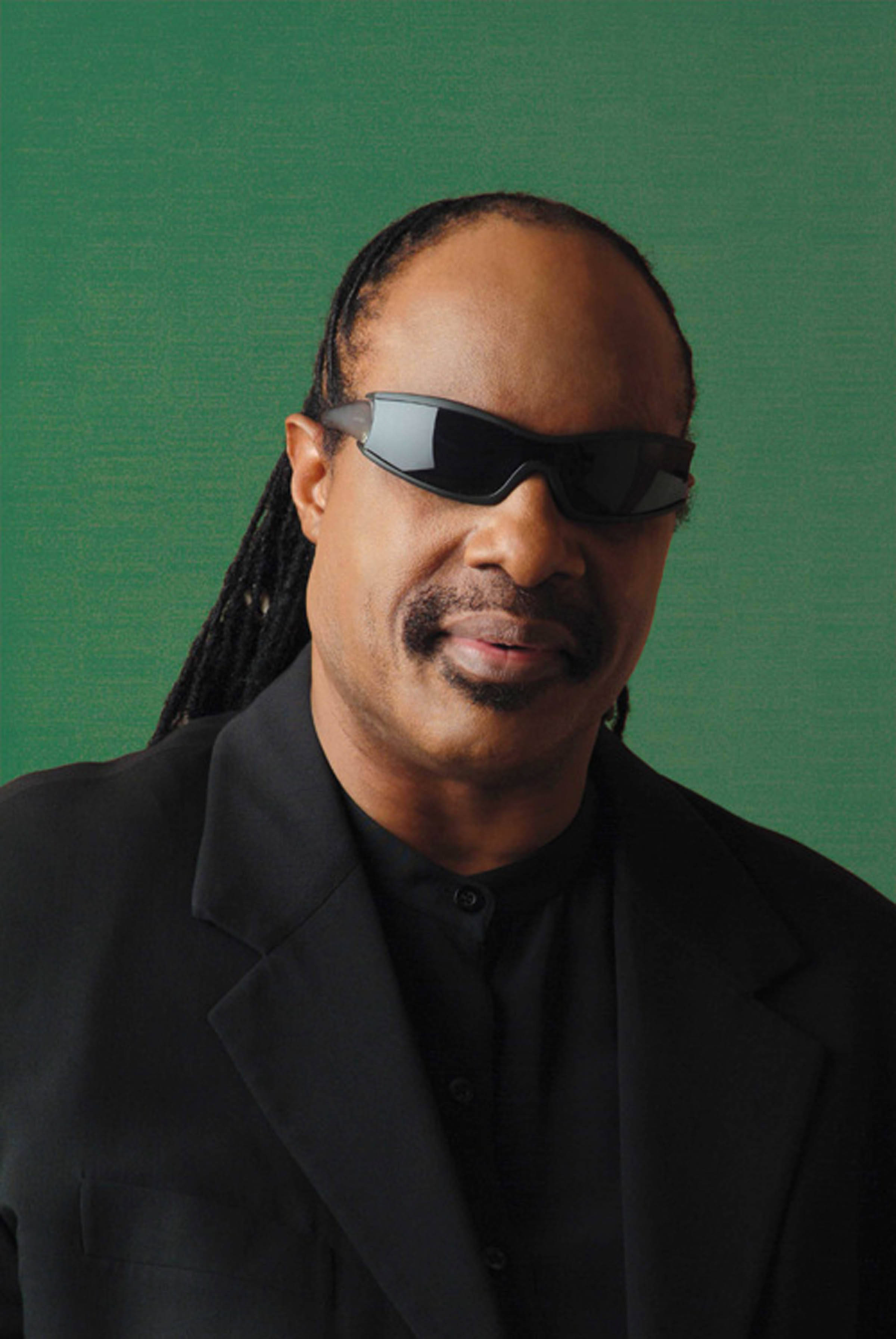 Stevie Wonder на зелен фон Тапет