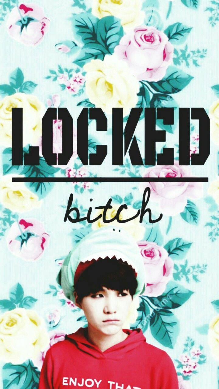 BTS Suga на цветист фон с надпис „locked bitch“.