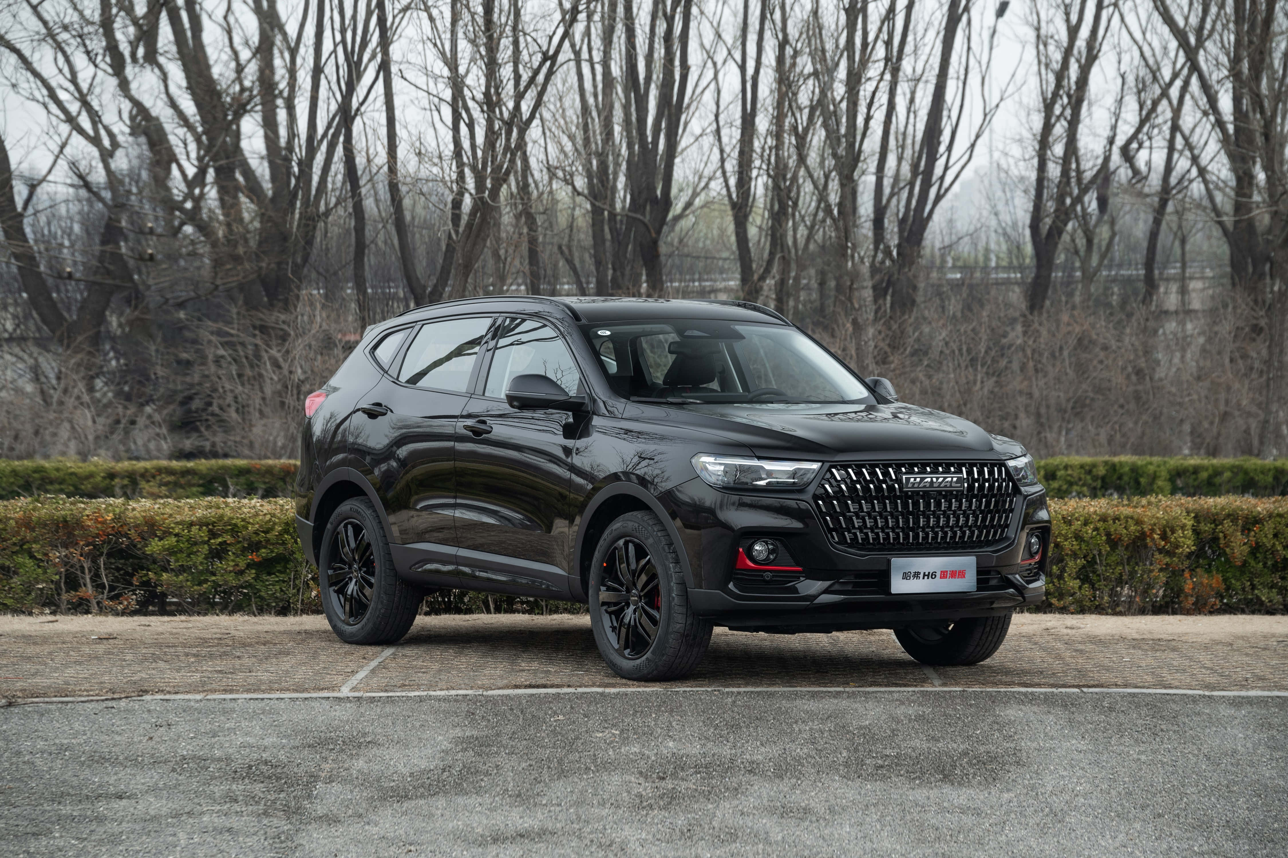 Стилен SUV от Haval, кройзър по пътя Тапет