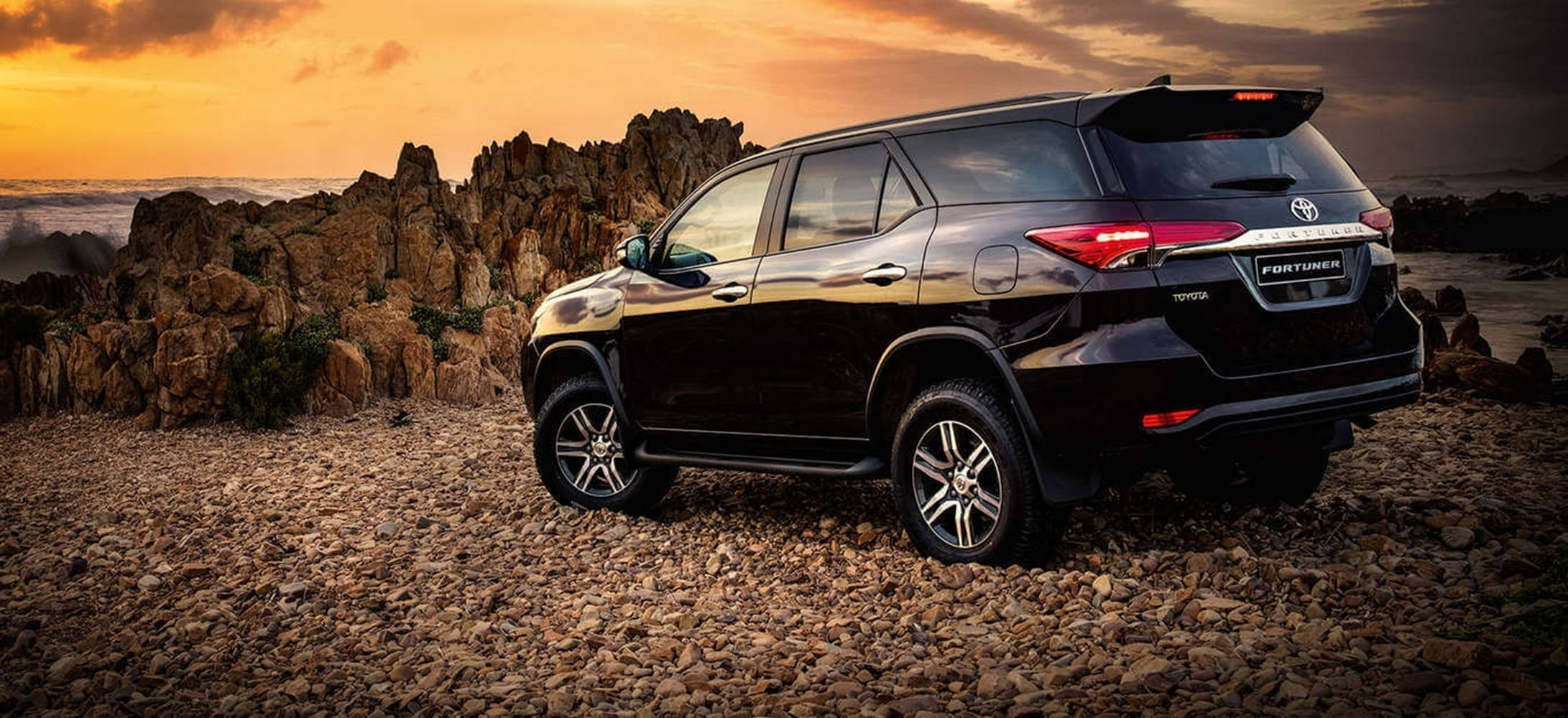 SUV Toyota Fortuner Black Legender Тапет