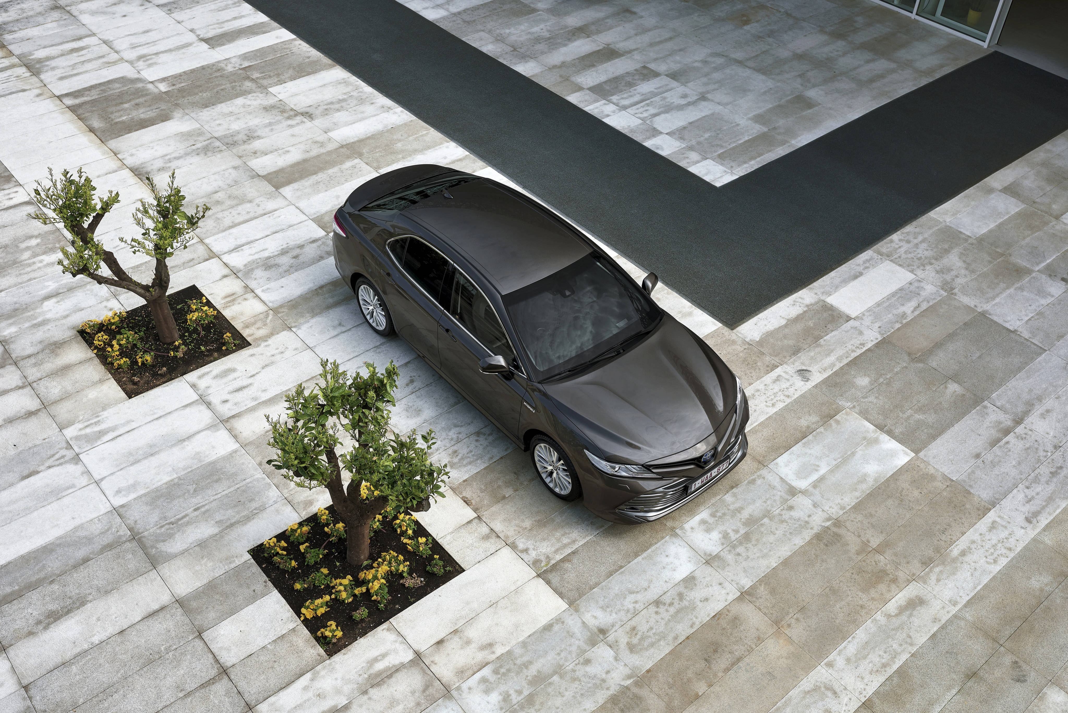 Горен изглед на Toyota Camry 4K Тапет