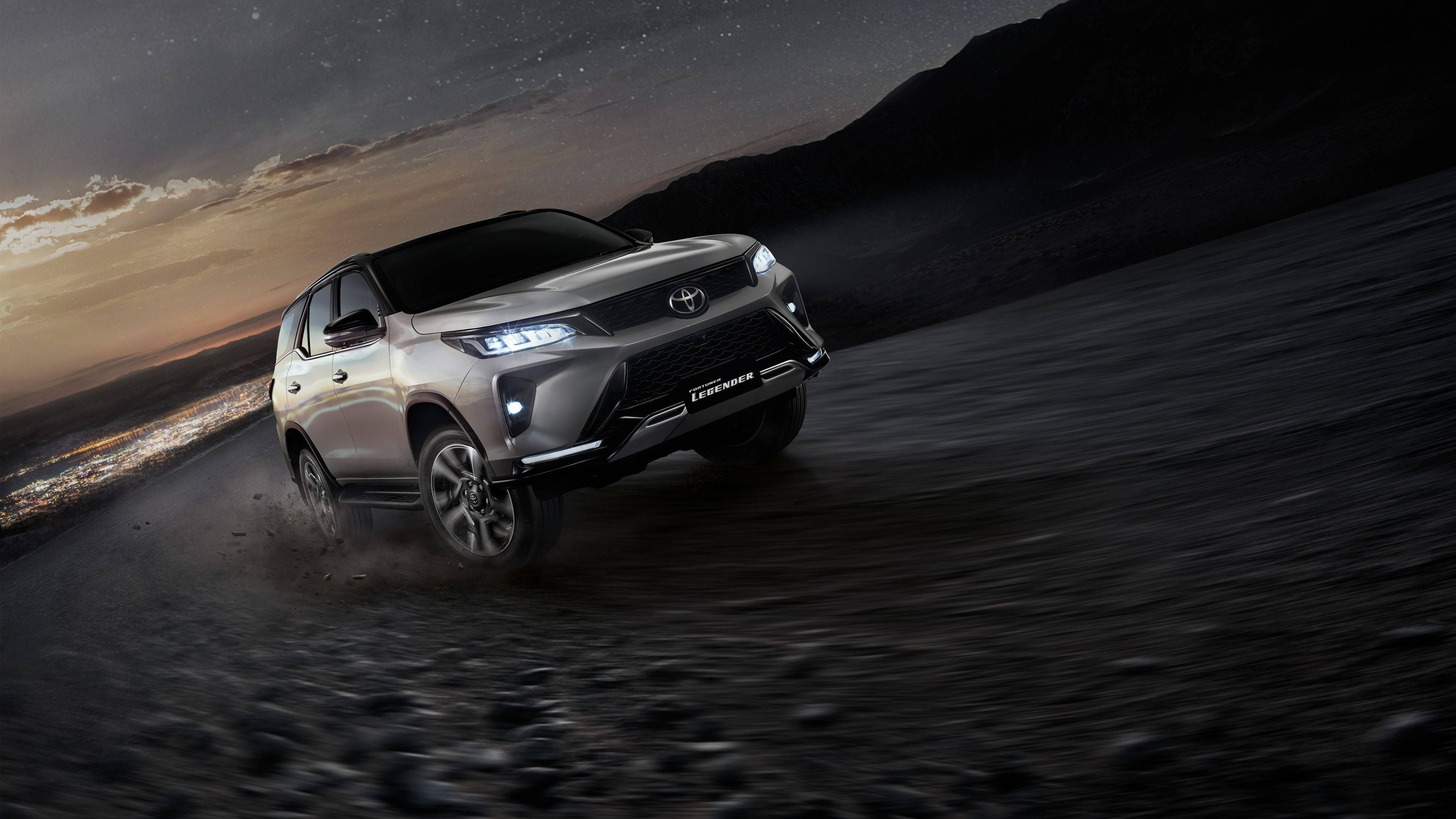 Зашеметяващ сребрист металик Toyota Fortuner Legender в действие Тапет