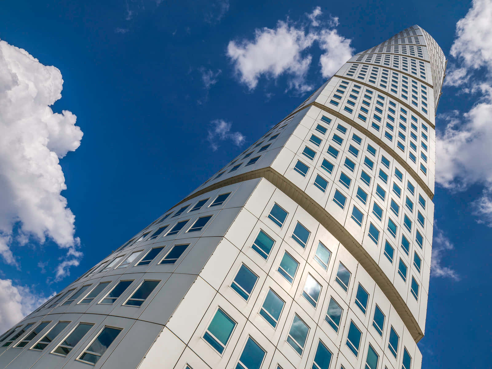 Драматичен изглед на небостъргача Turning Torso, най-високата сграда в Швеция Тапет