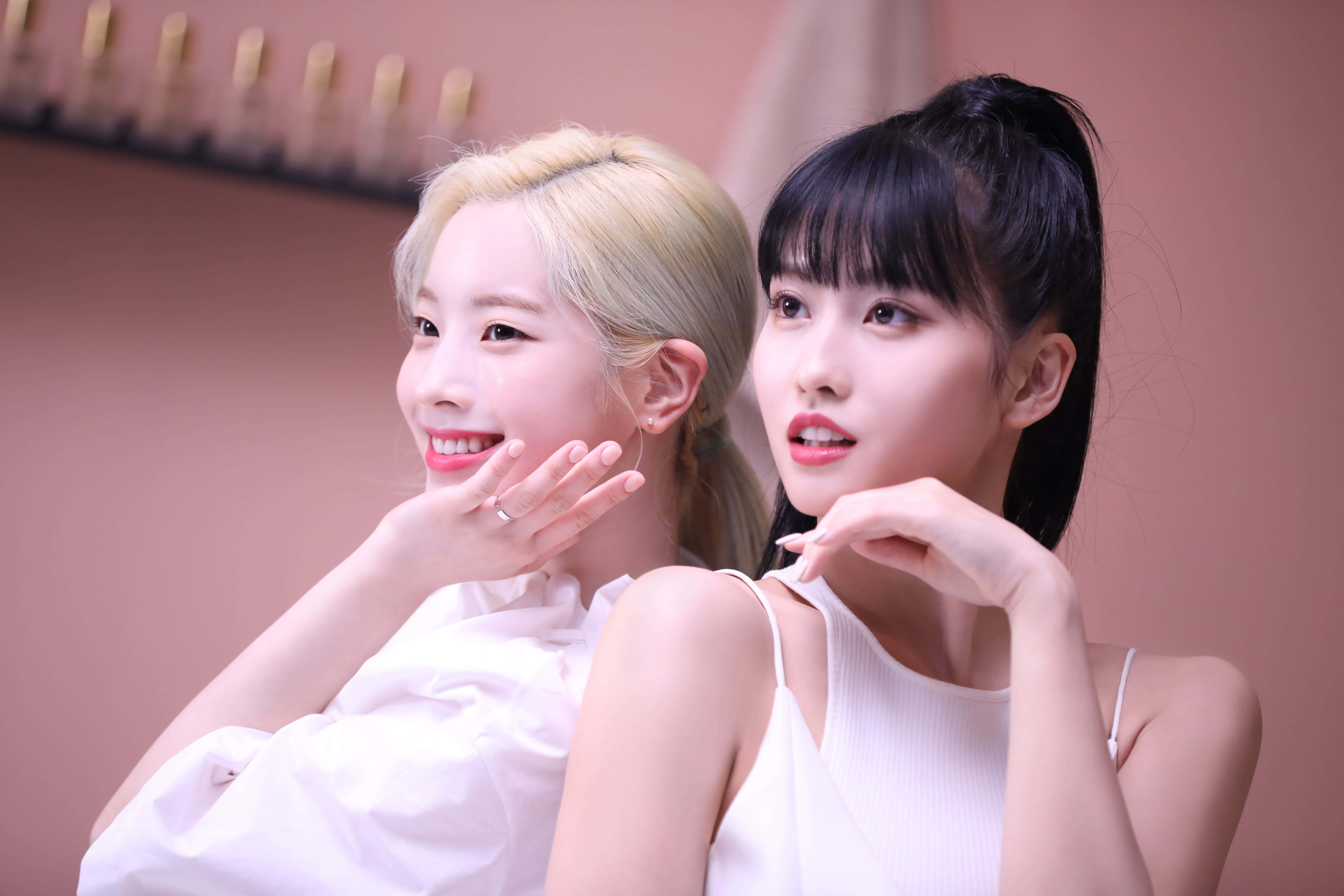Завладяваща групова снимка на TWICE Тапет
