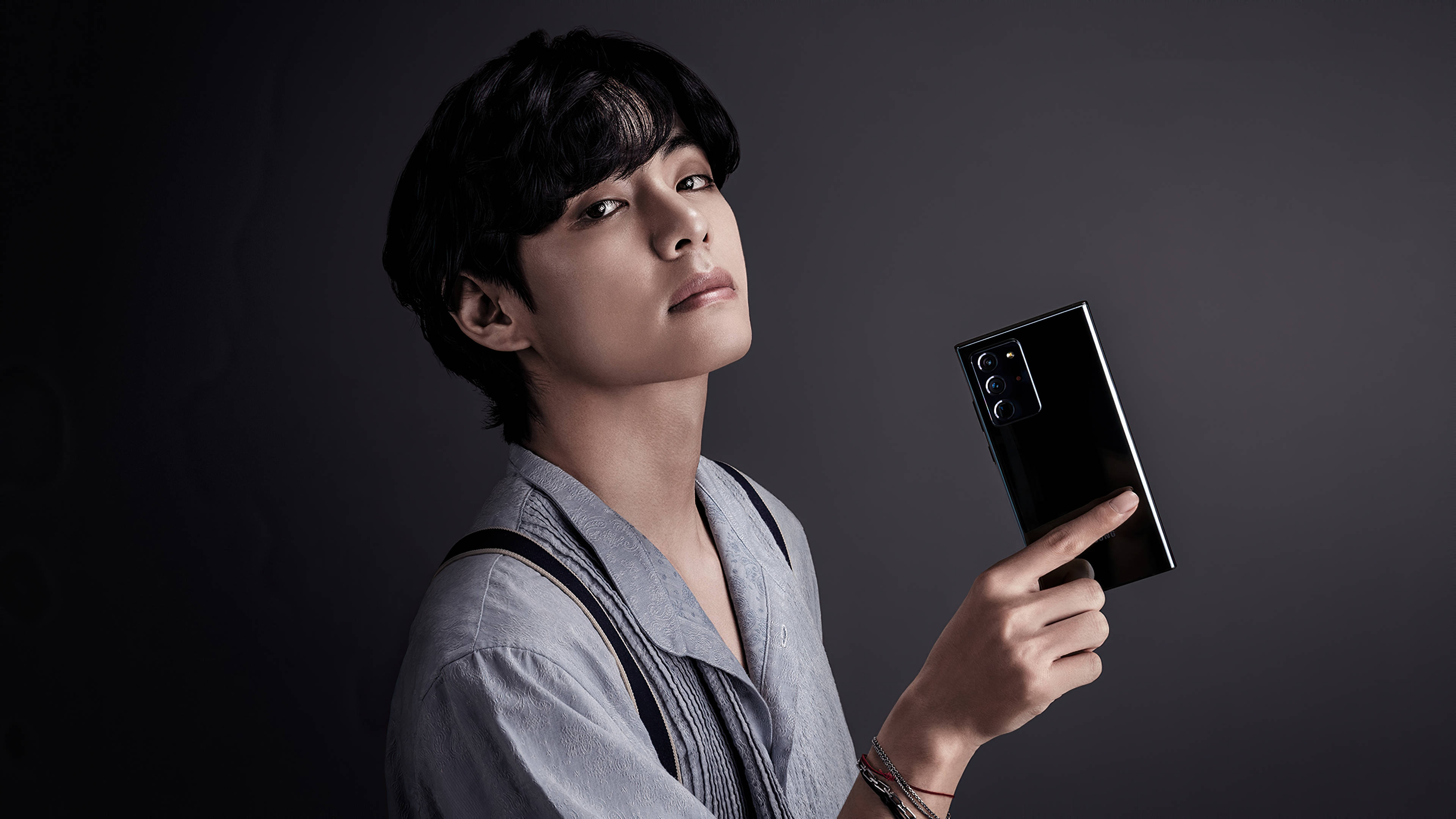 Естетичен V от BTS с телефон Тапет