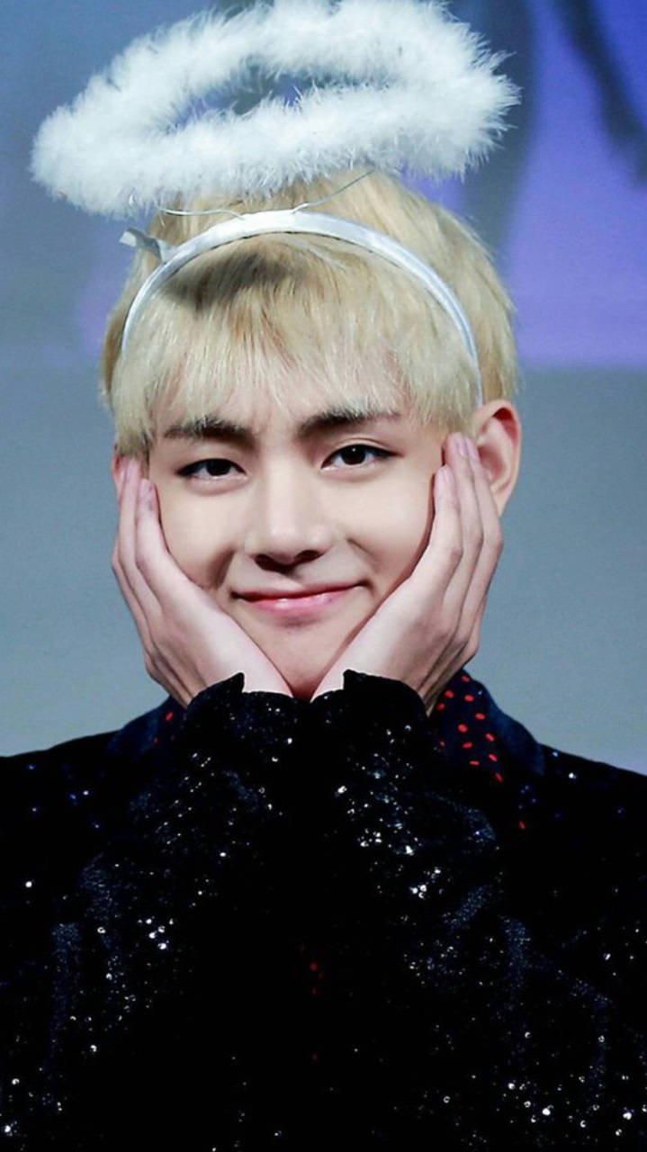 Сладък V от BTS с ореол Тапет