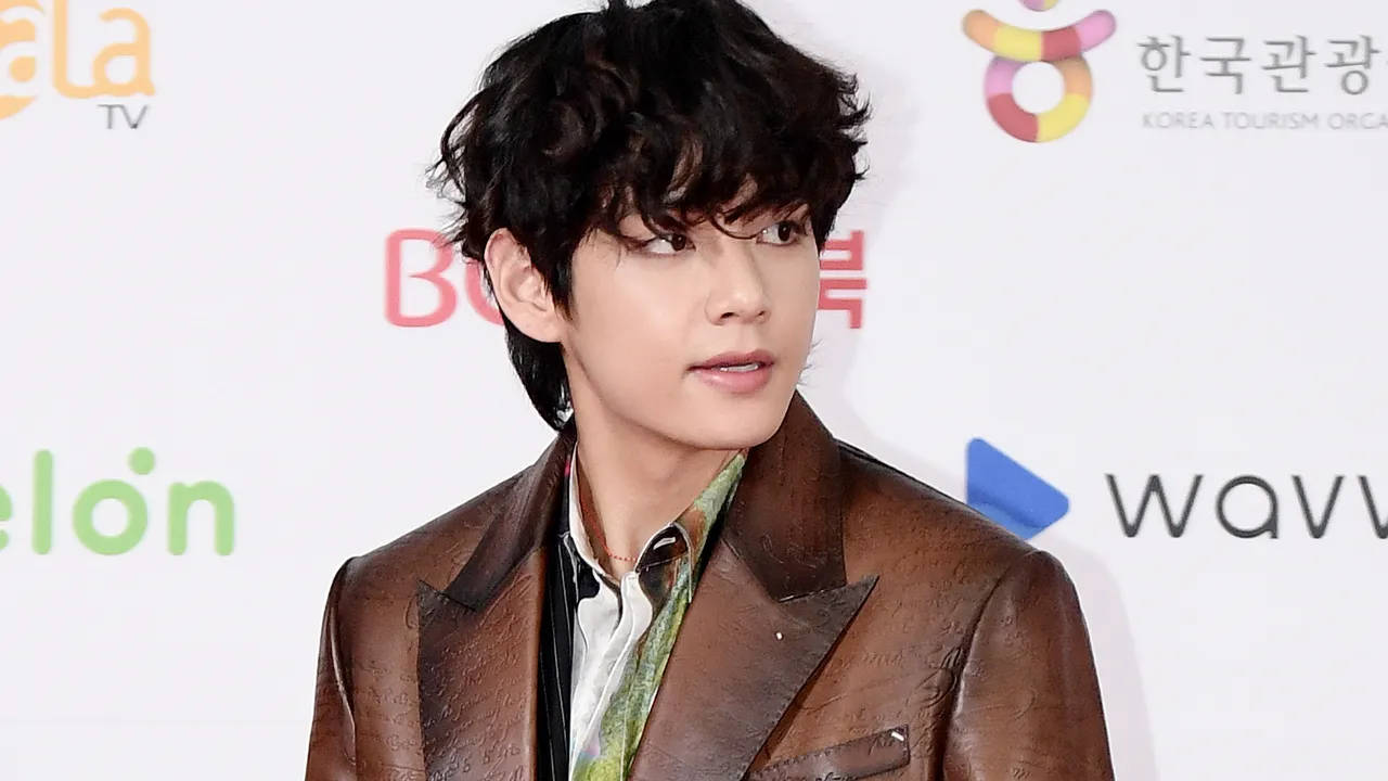 V от BTS с кафяво кожено яке Тапет