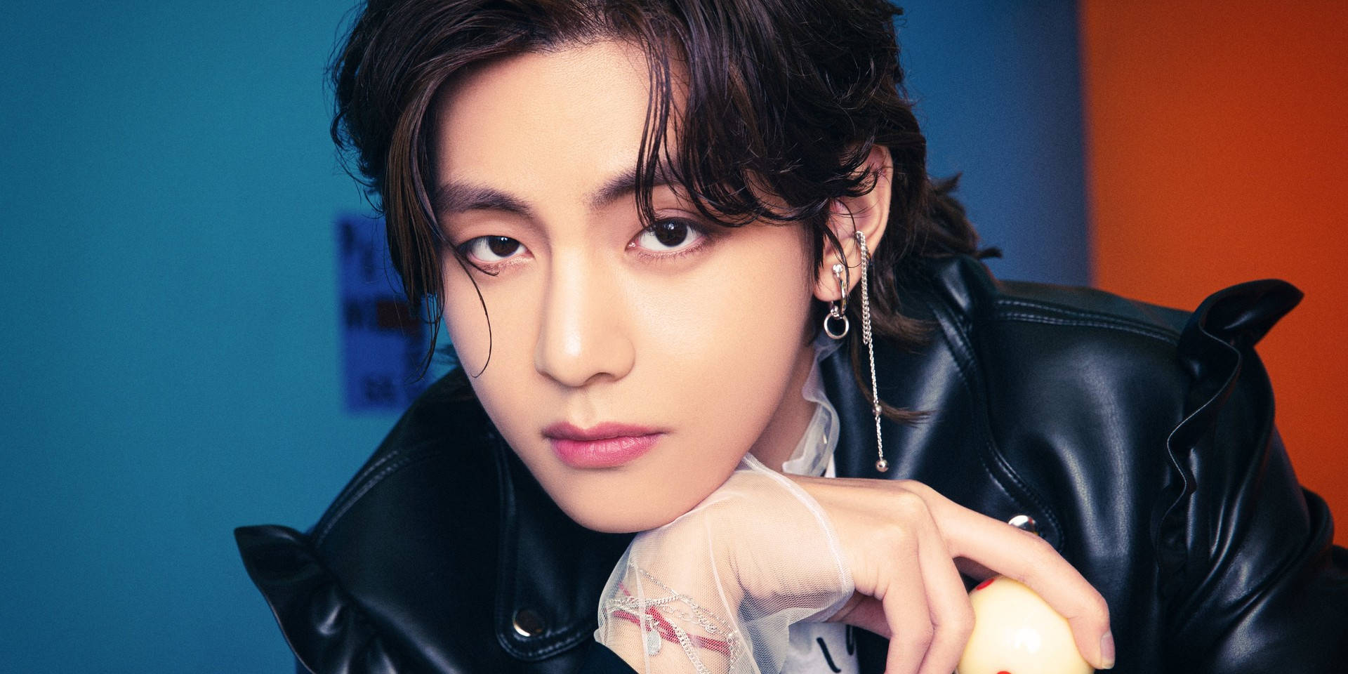 V от BTS с черно кожено яке Тапет
