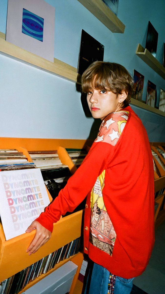 V с винилова плоча Dynamite на BTS Тапет