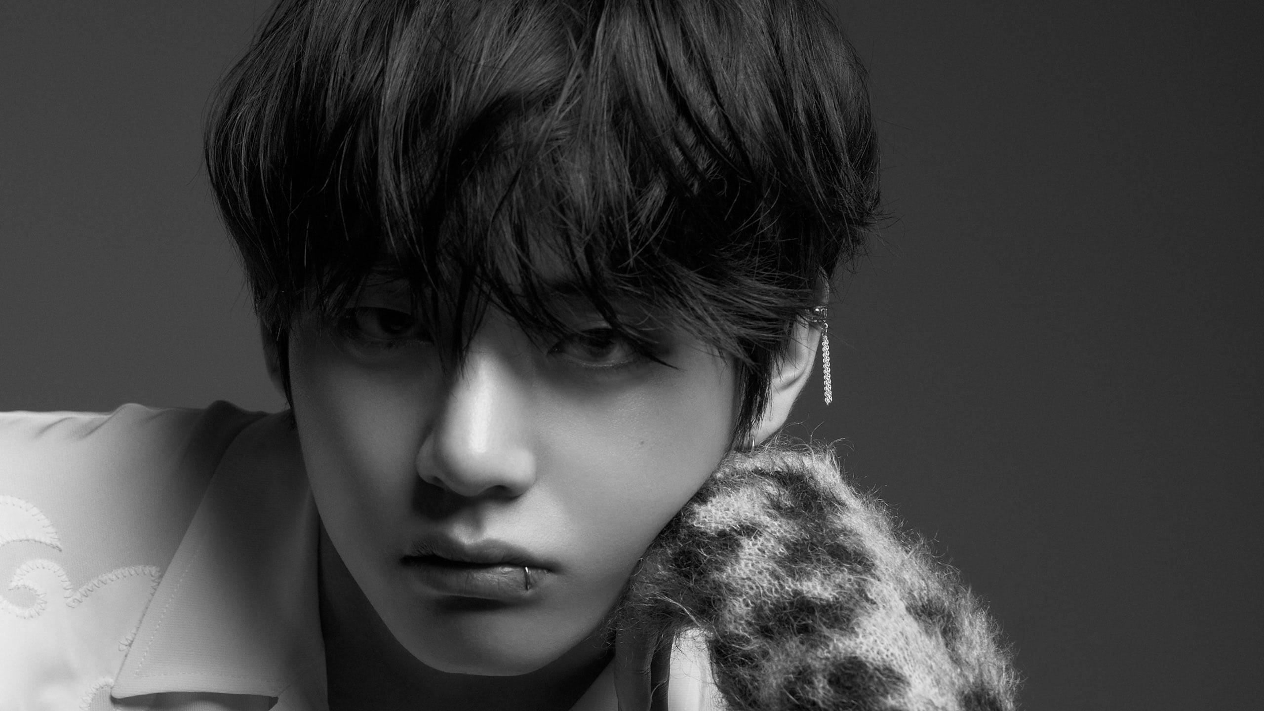 V от BTS в черна естетика Тапет
