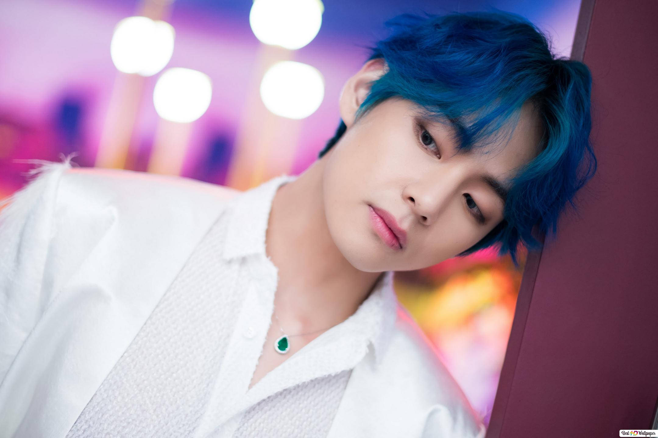 V от BTS, облегнат на стена Тапет