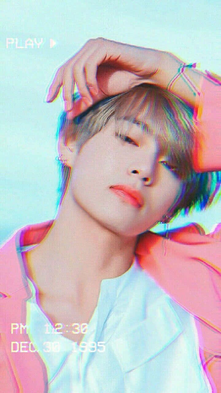 V от BTS пленява с харизматичния си чар Тапет