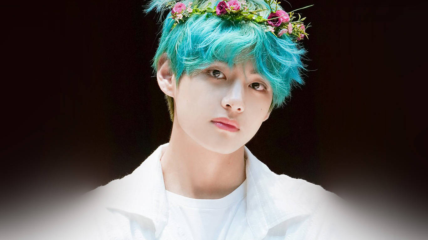 V от BTS с венец от цветя Тапет