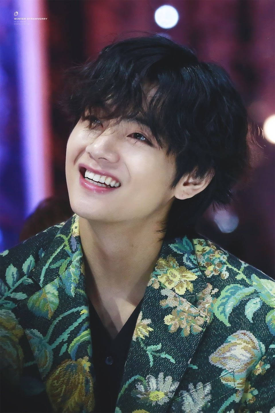 V от BTS с флорално палто