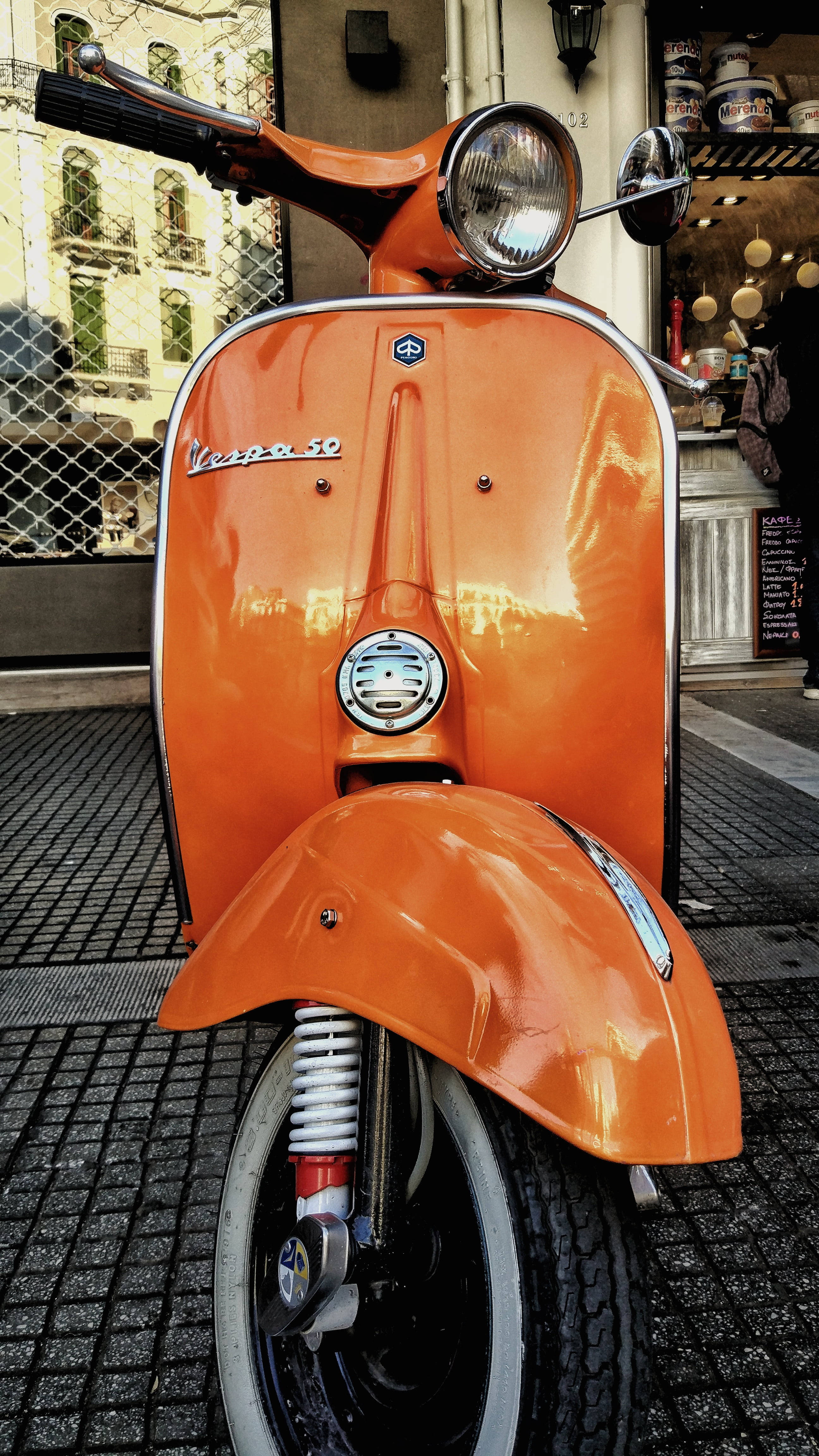 Ретро естетика оранжев Vespa 50 Тапет