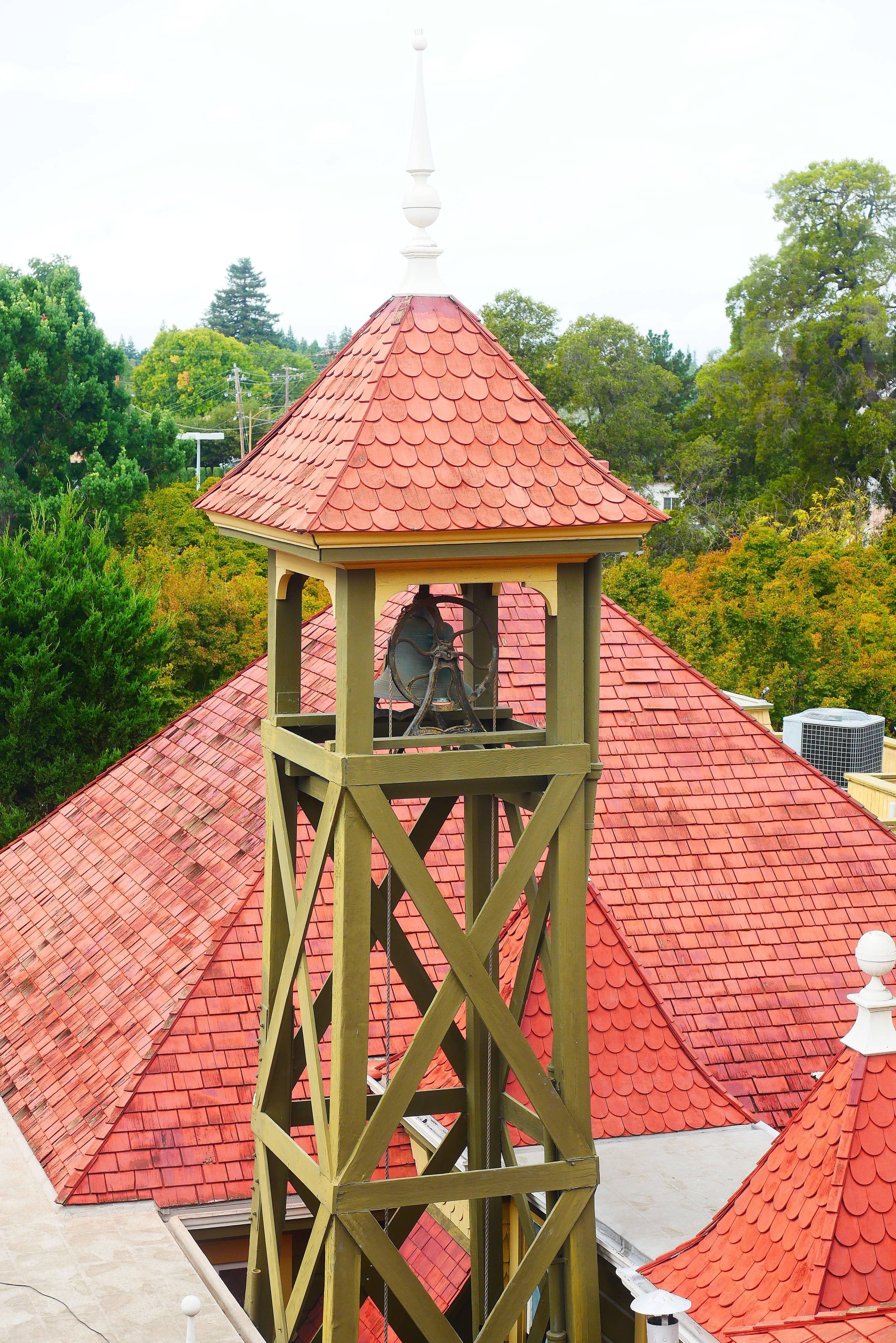Надпис: Емблематичната камбанария на Winchester Mystery House Тапет
