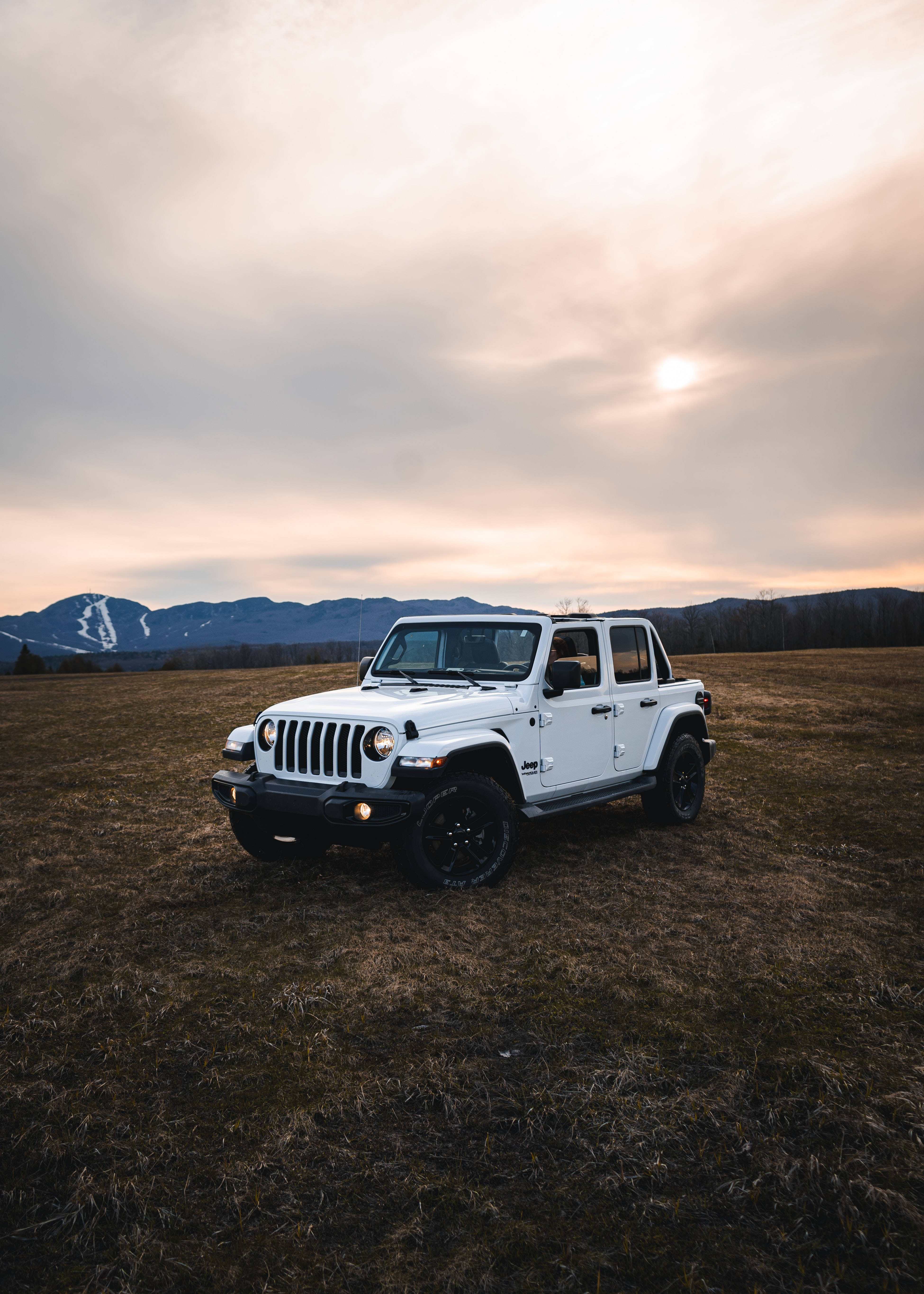 Чист бял Wrangler Jeep Тапет