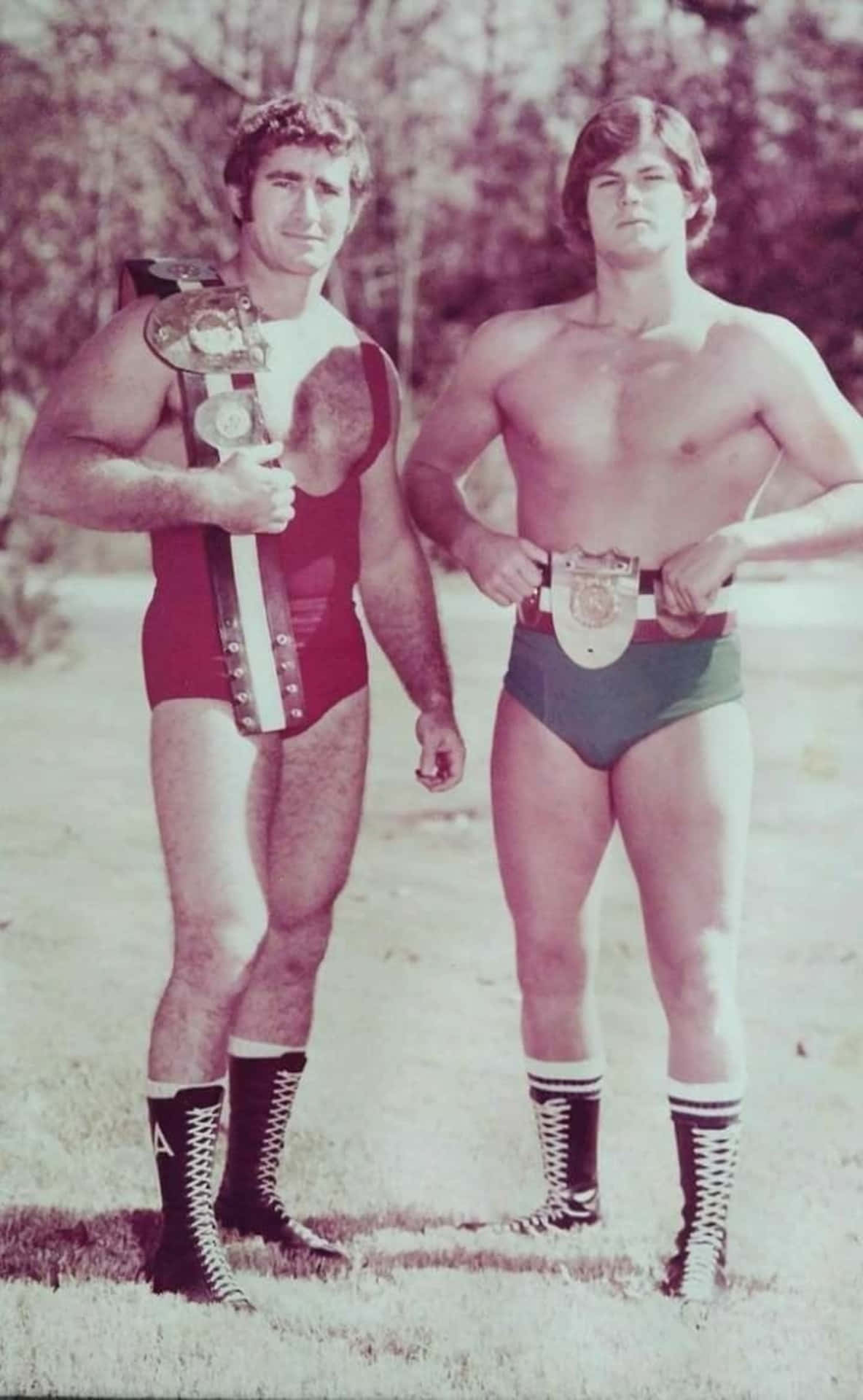 Wrestlers Bob Armstrong And Robert Fuller Vintage Full Shot Тапет