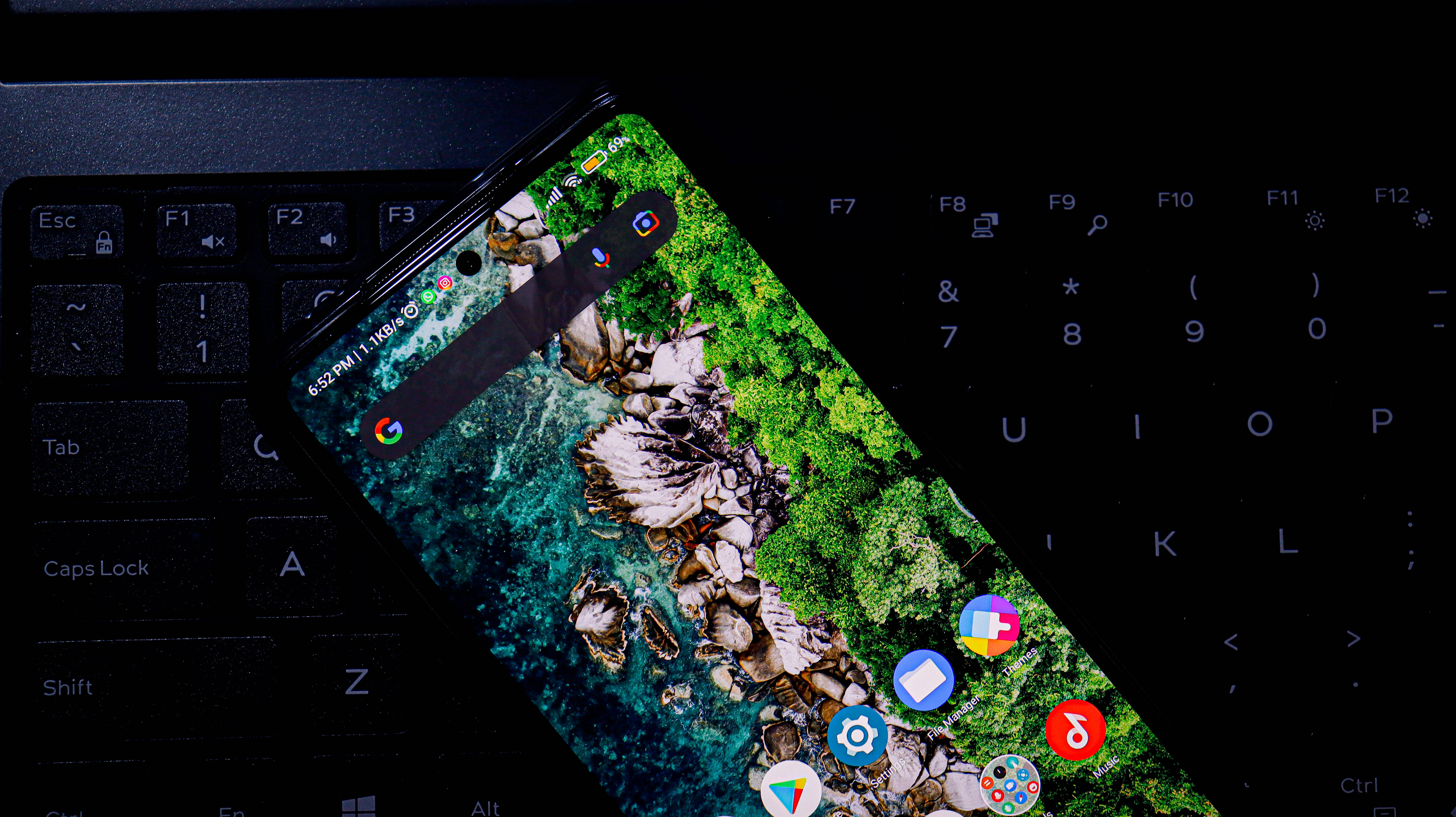 Смартфон Xiaomi на клавиатура Тапет