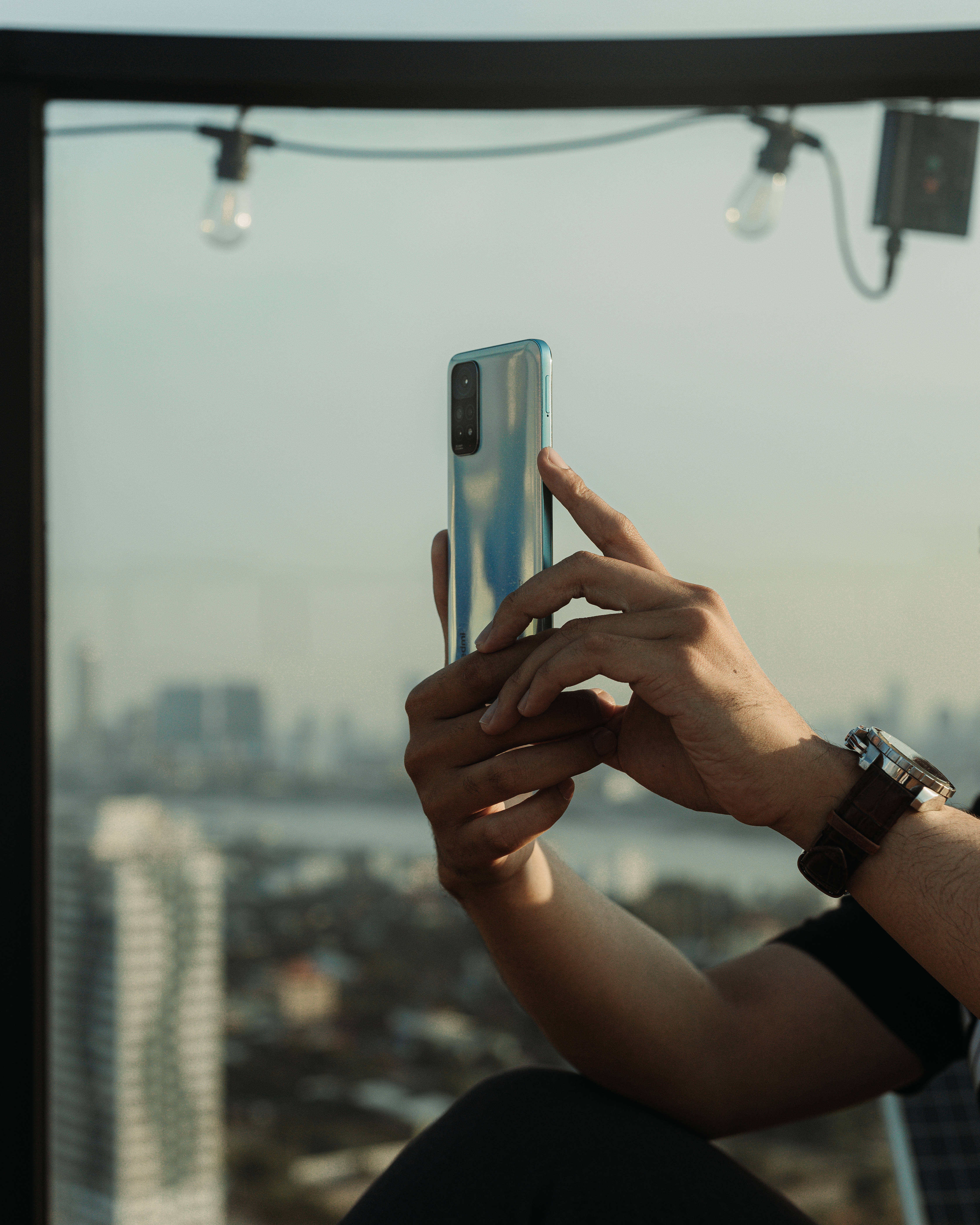 Мъж със смартфон Xiaomi Тапет