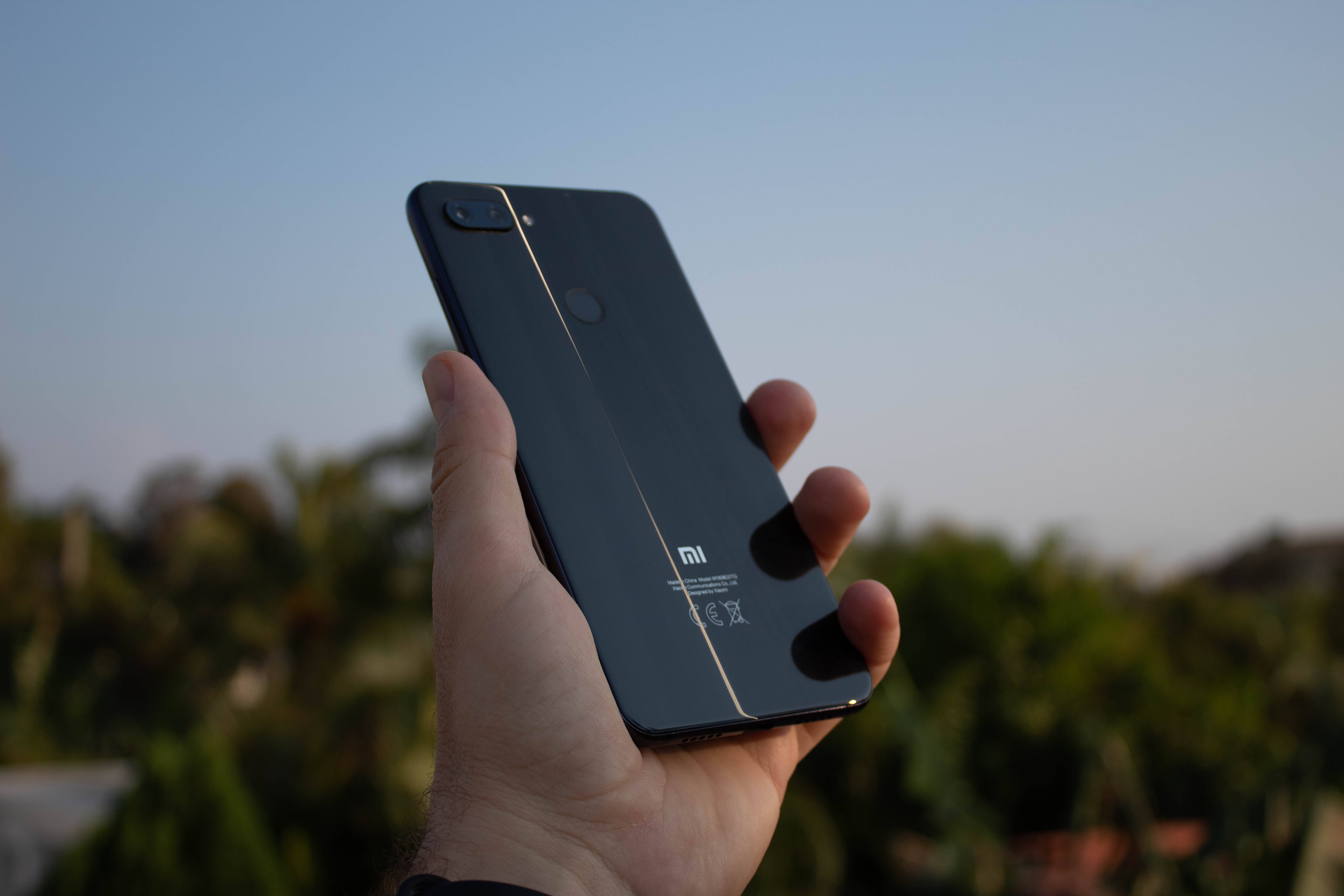 Смартфон Xiaomi в ръка Тапет