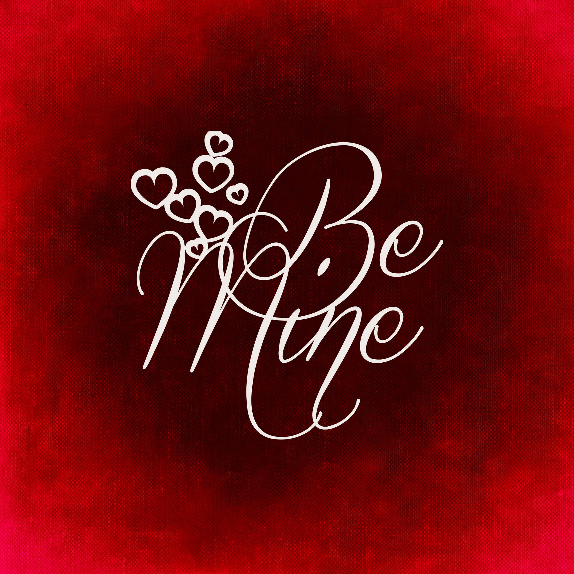 Надпис за предложение 'Be mine', написан в бяло с малки сърца на червен фон за Свети Валентин.