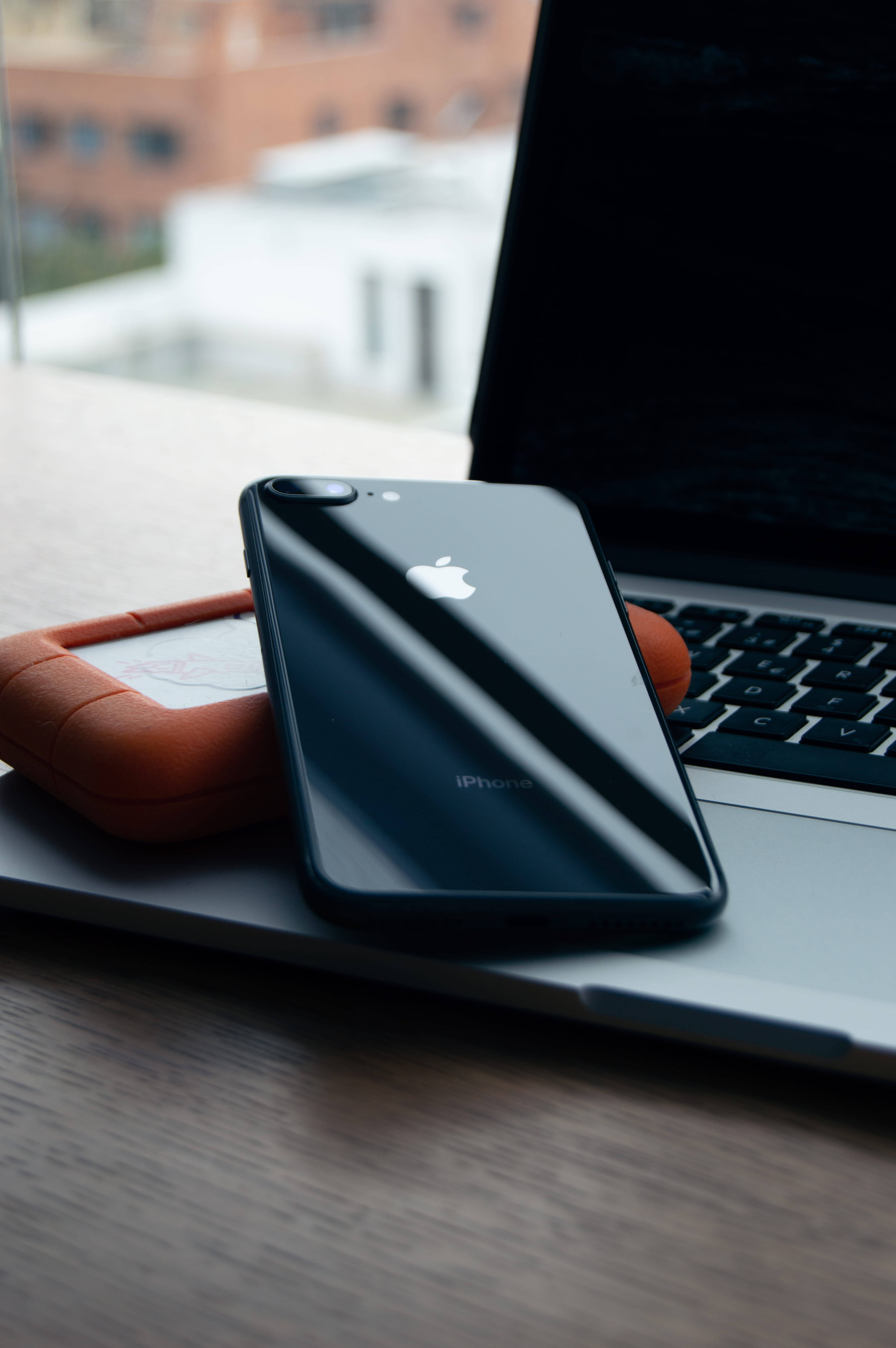 Бюро с черен iPhone Тапет