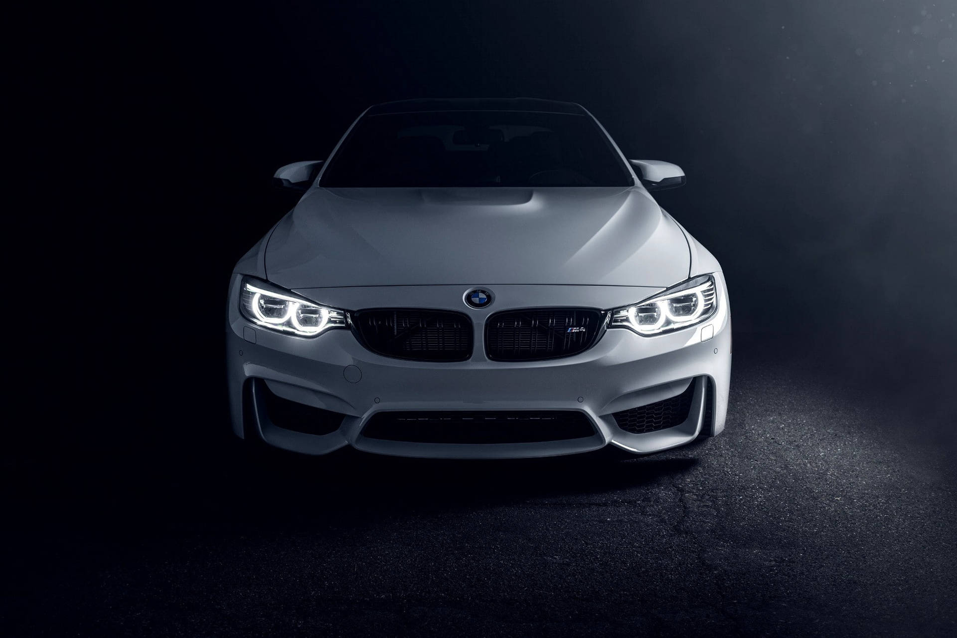 Бял BMW M4 лаптоп
