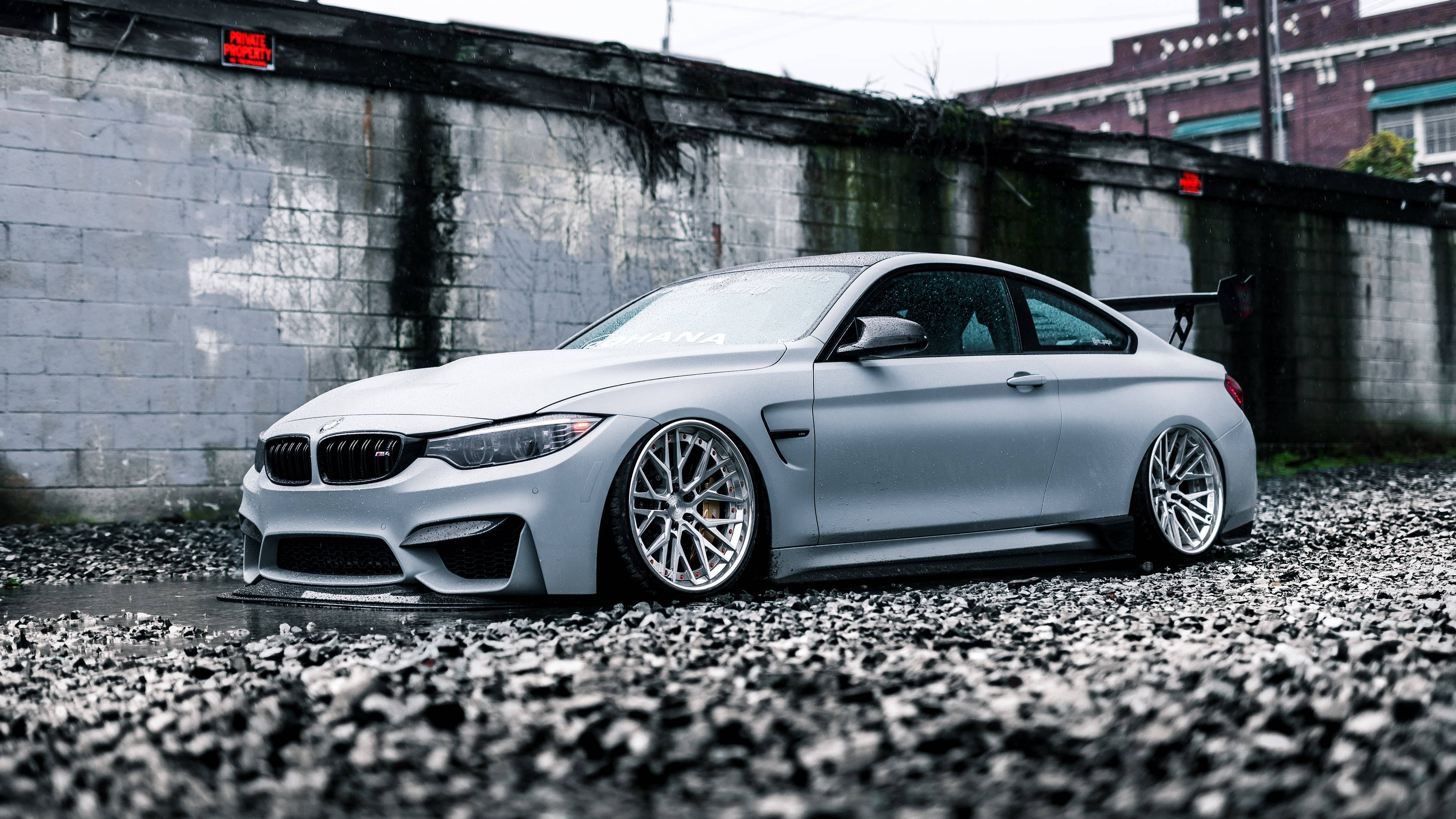 Бял BMW M4 на камениста земя Тапет