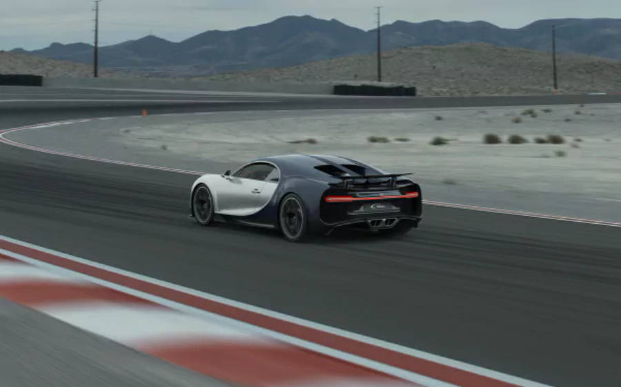Бял Bugatti Chiron на писта 4K Тапет