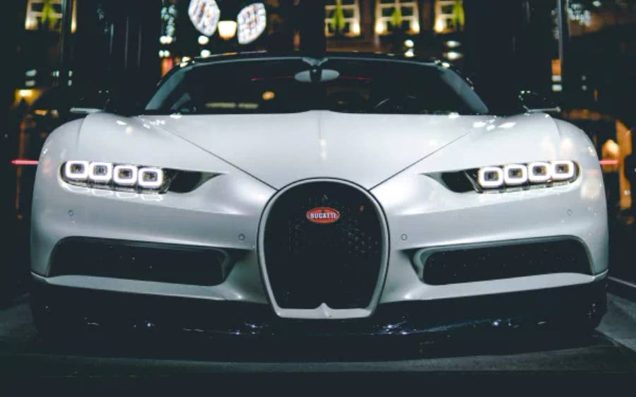 Бял Bugatti Chiron 4K Тапет
