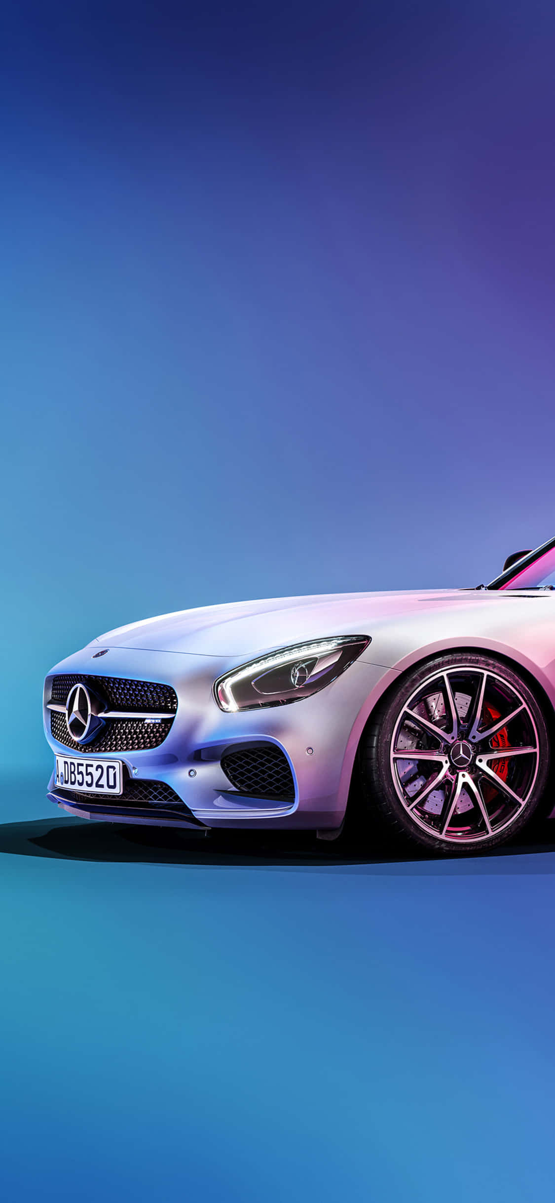 Бял фон за iPhone Xs Mercedes Amg съ син фон Тапет