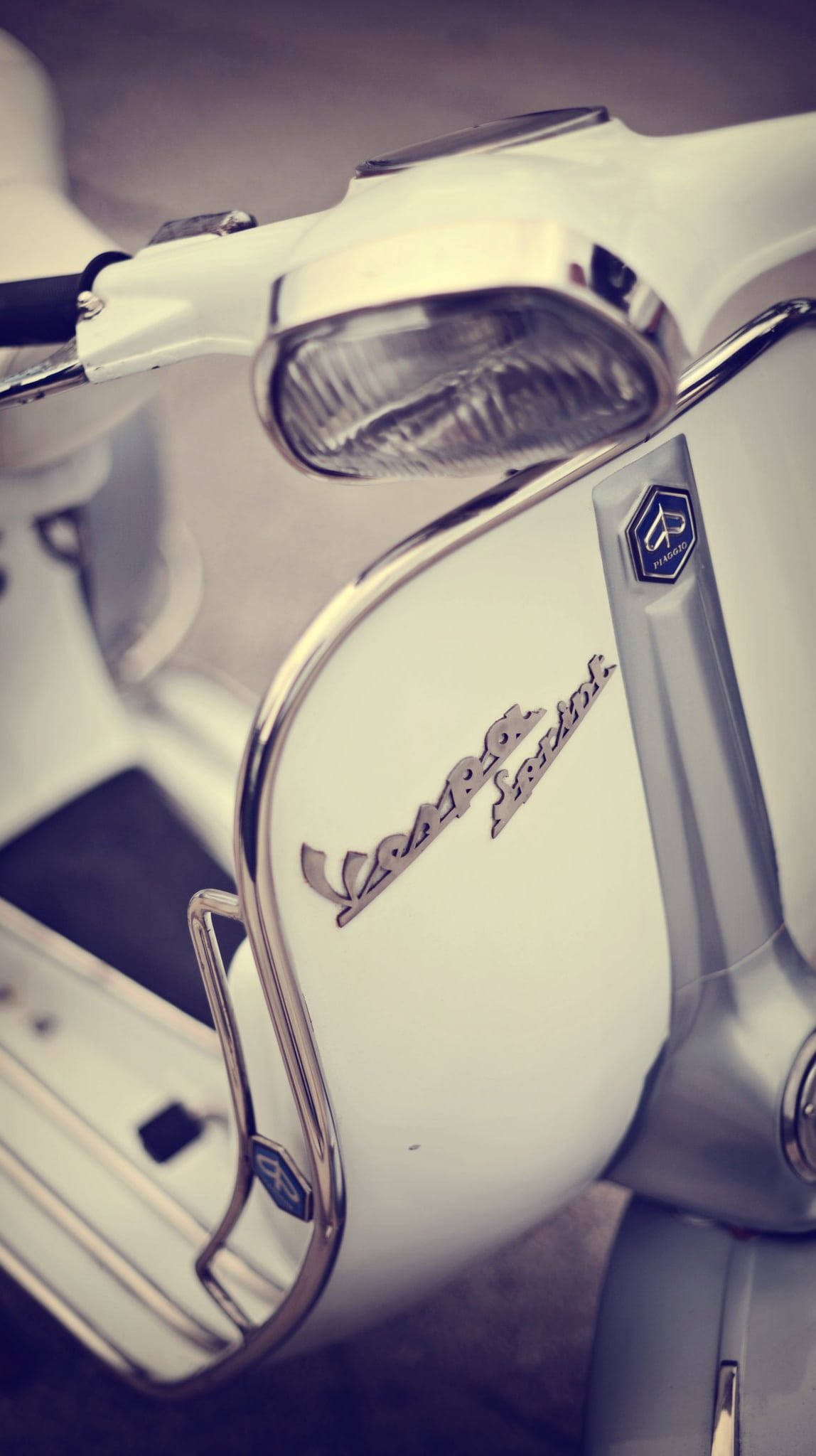 Бяла ретро естетика Vespa Sprint Тапет