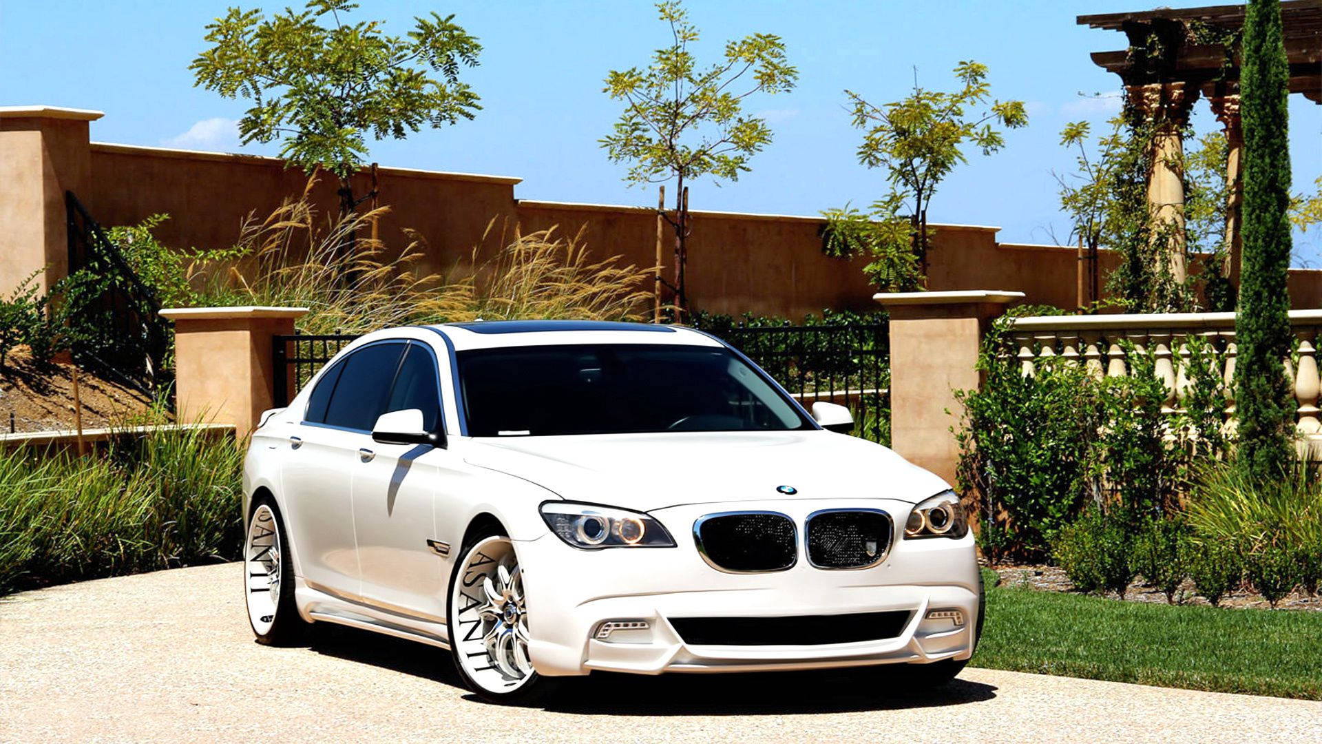 Бяло BMW 7 F01 с Asanti tuning на порта тапет