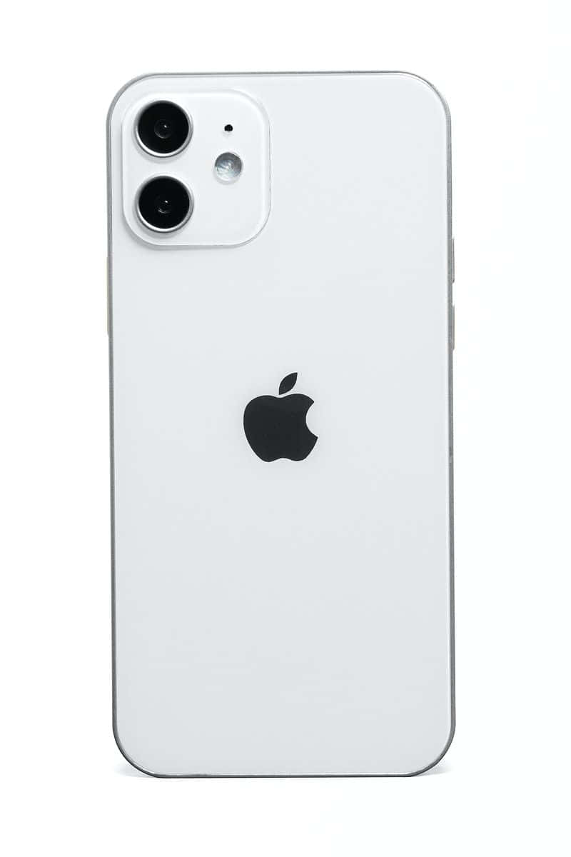 Великолепен тъмносин океан с драматичен морски пейзаж на дисплей на iPhone 12 Тапет