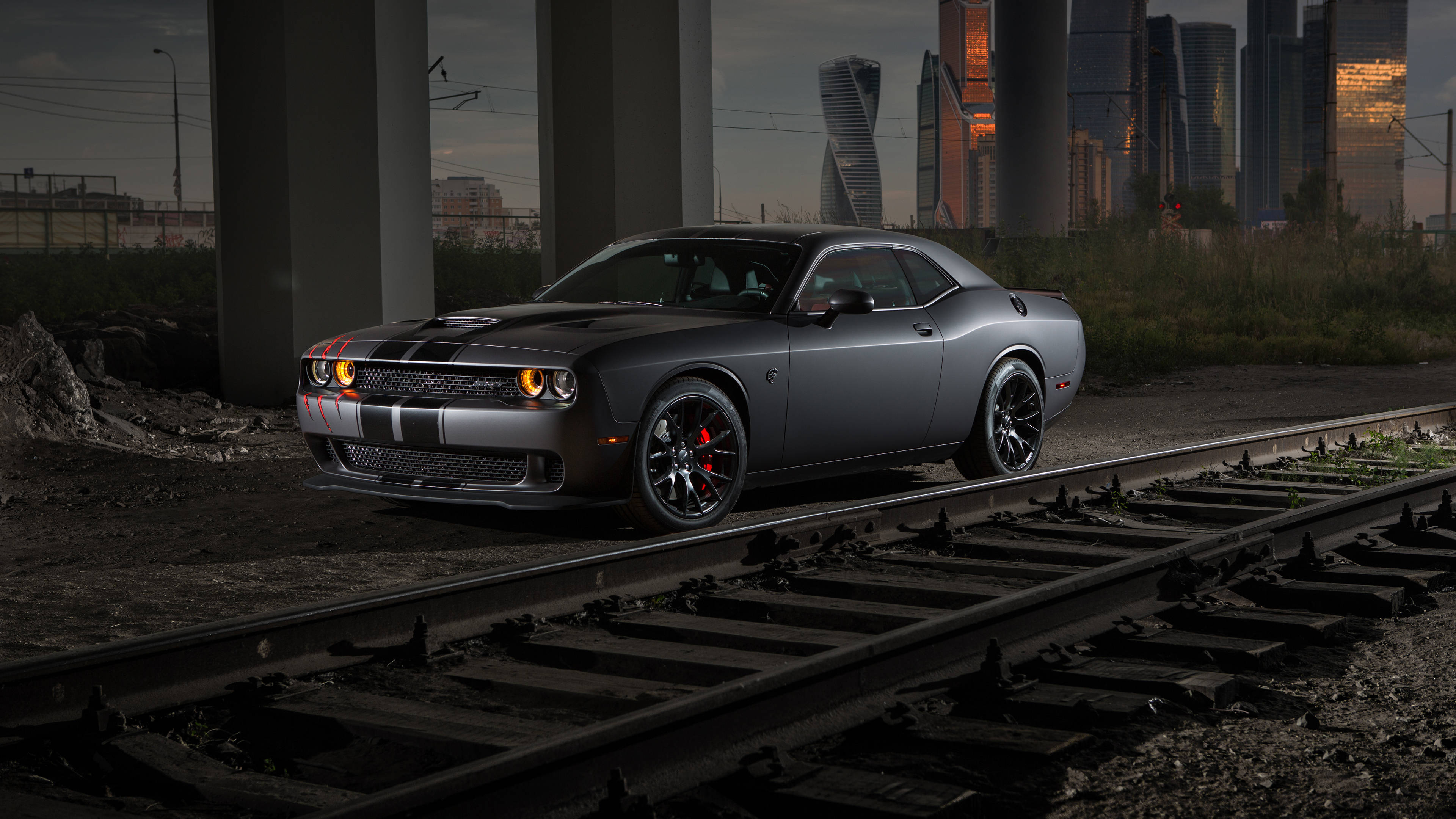 Величествен Dodge Challenger Demon в 4K до железопътна линия Тапет