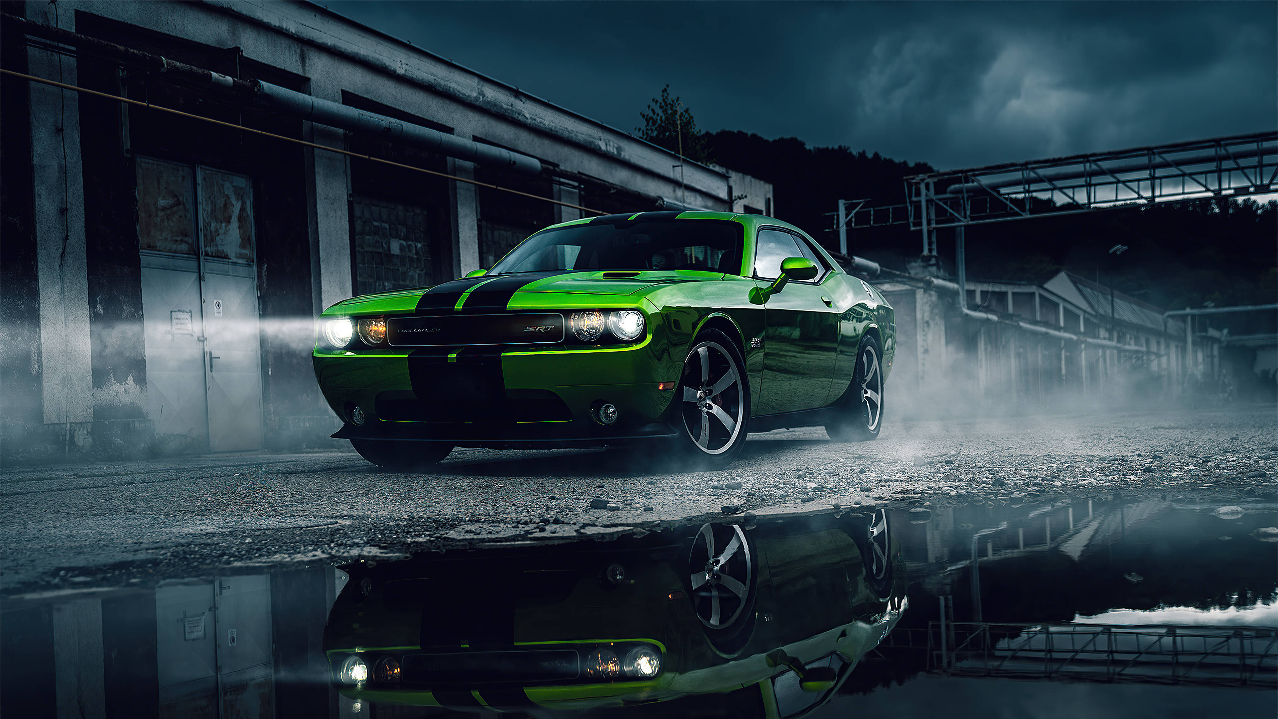 Величествен Dodge Challenger Demon в наситено зелено, сияещ в 4K резолюция Тапет