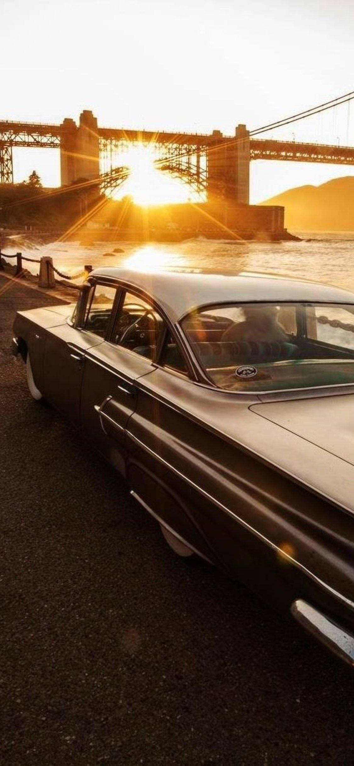 Вертикален ретро Cadillac при залез Тапет