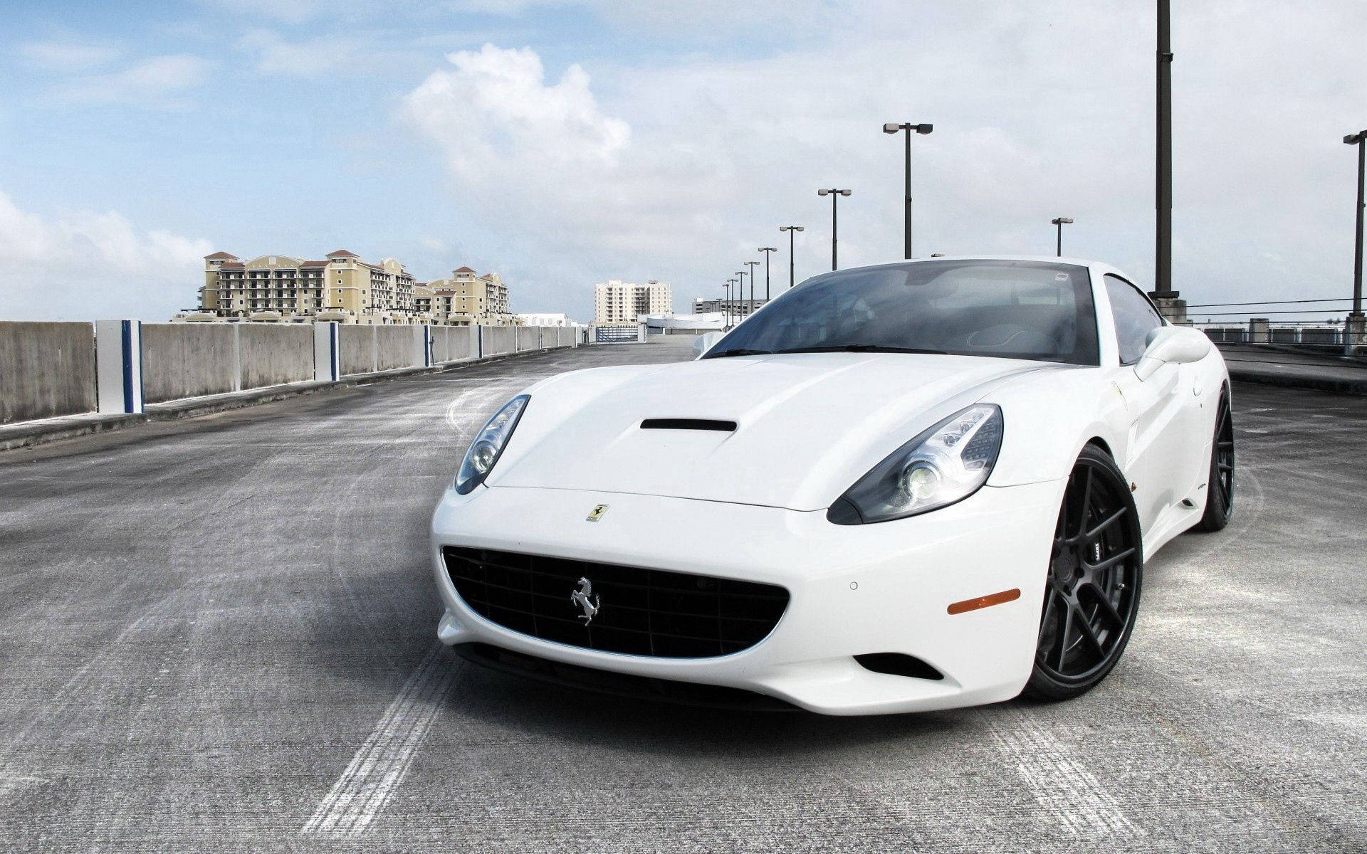 Вижте този привлекателен бял Ferrari California Тапет