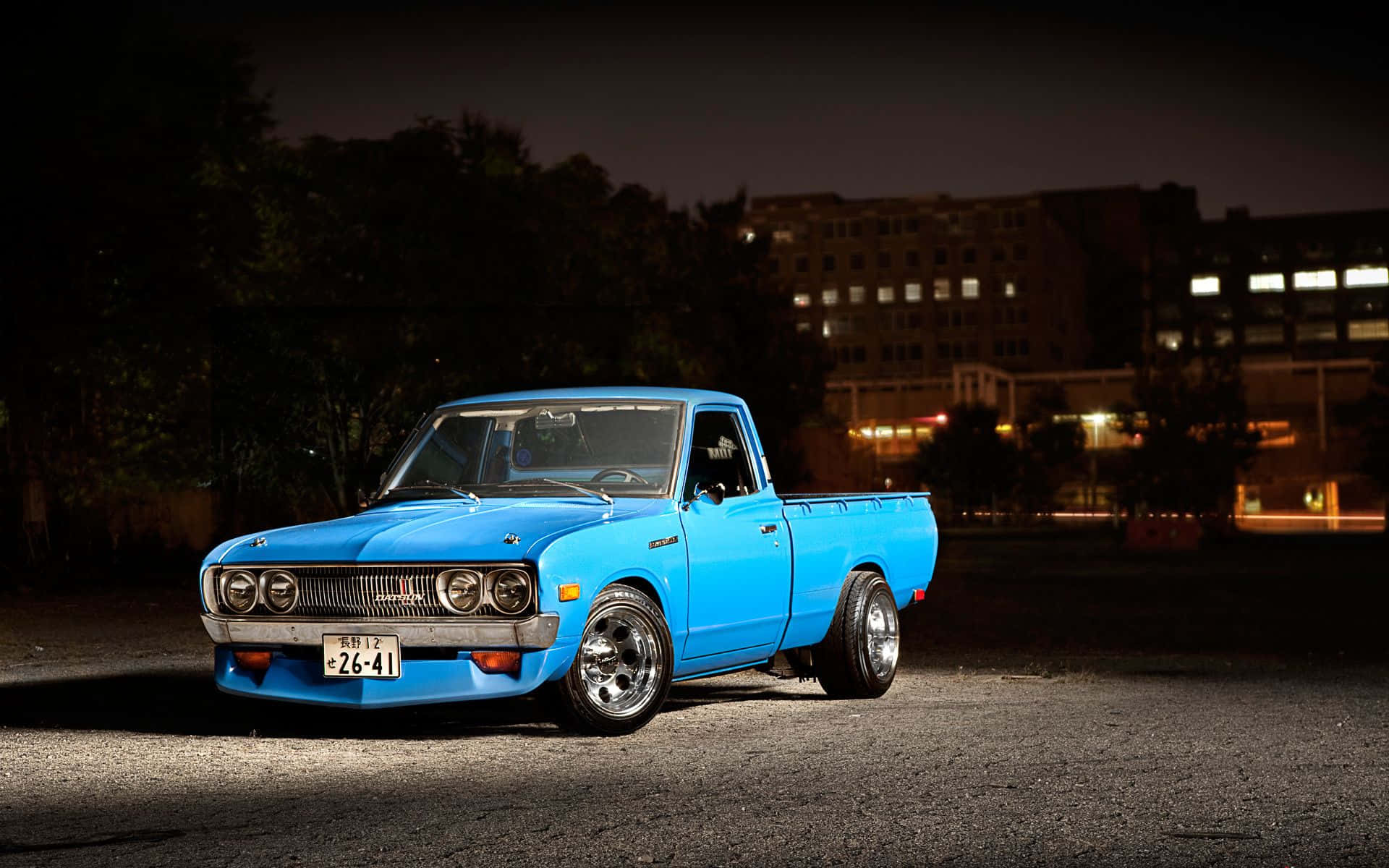 Винтажна спорт кола Datsun на пътя Тапет