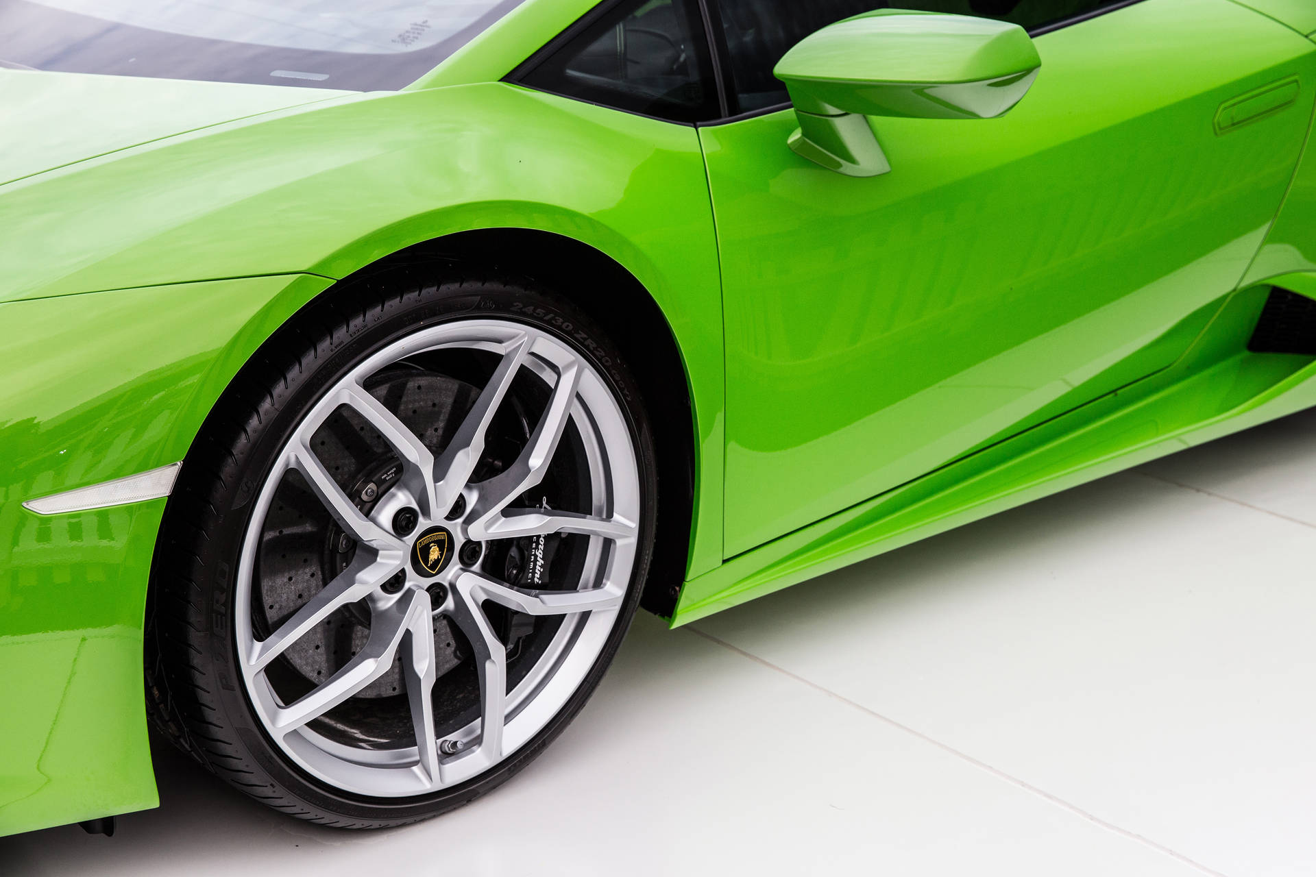 Зелено колело на Lamborghini, близък план, тапет.