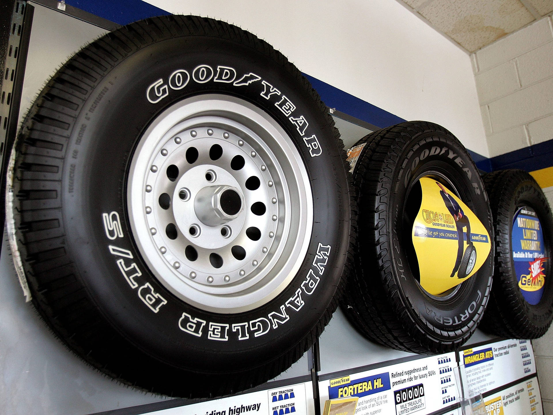 Висящ дисплей на гуми Goodyear