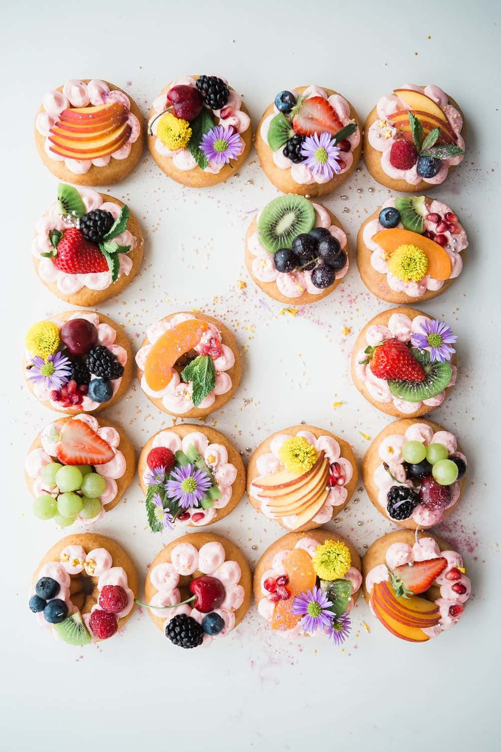Вкусен пролетен десерт с пресни горски плоди и цвети Тапет