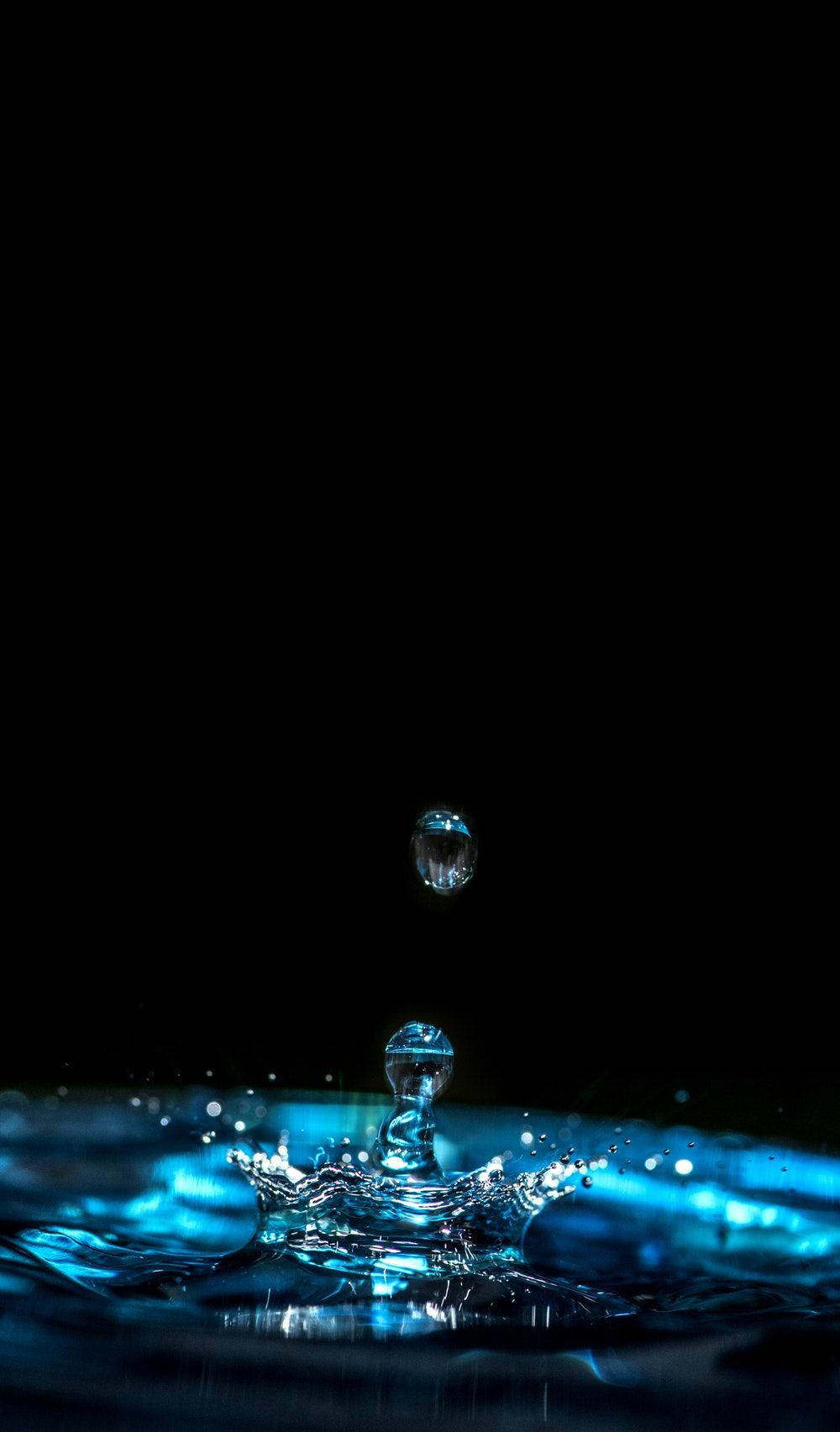 Водна капля естетика тъмносиня HD Тапет
